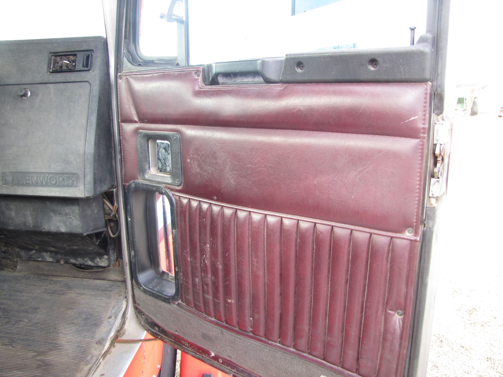 1994 Kenworth T800 semi truck, day cab, 9-spd, Cummings L10-280E, 11R22.5 tires, air ride - Image 36 of 68