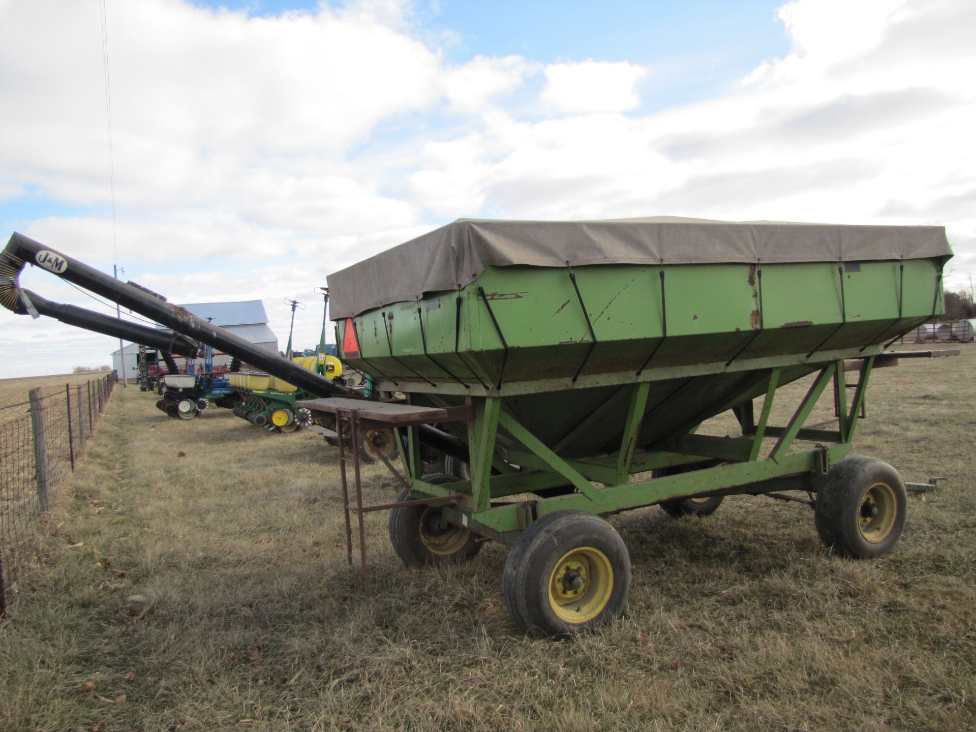 Parker 2500 seed wagon on John Deere 1065A gear, dual compartment, tarp, 15’ J&M hyd unload auger - Image 4 of 31