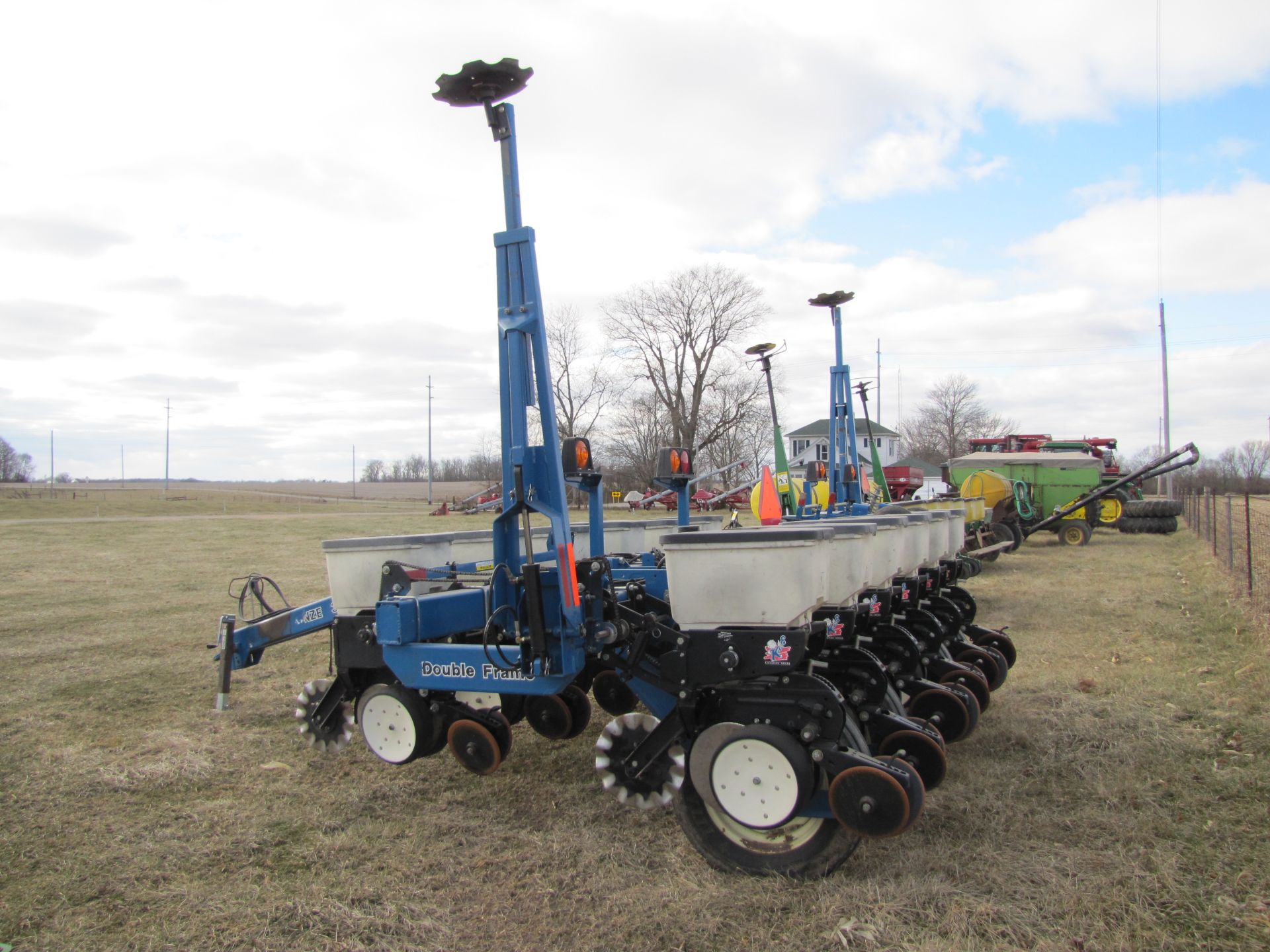 Kinze 3000 6-row planter w/ splitter (plus extra row), double frame, 30’’, hyd markers, SN 643197 - Image 4 of 45