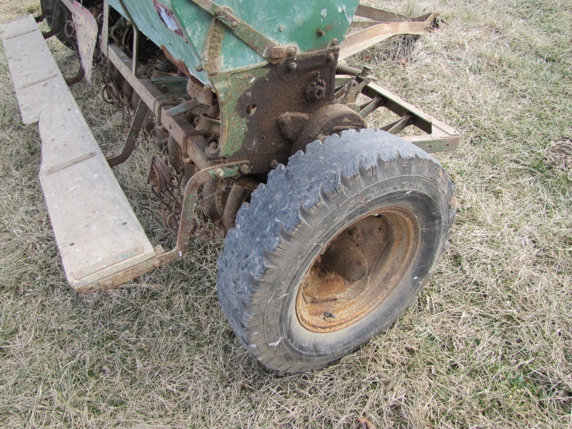 9’ John Deere Van Brunt end wheel drill, 7’’ spacing, grass seed box, SN5610 - Image 27 of 32