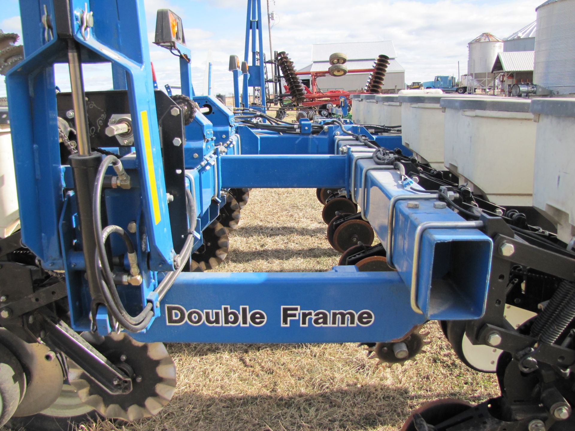 Kinze 3000 6-row planter w/ splitter (plus extra row), double frame, 30’’, hyd markers, SN 643197 - Image 34 of 45