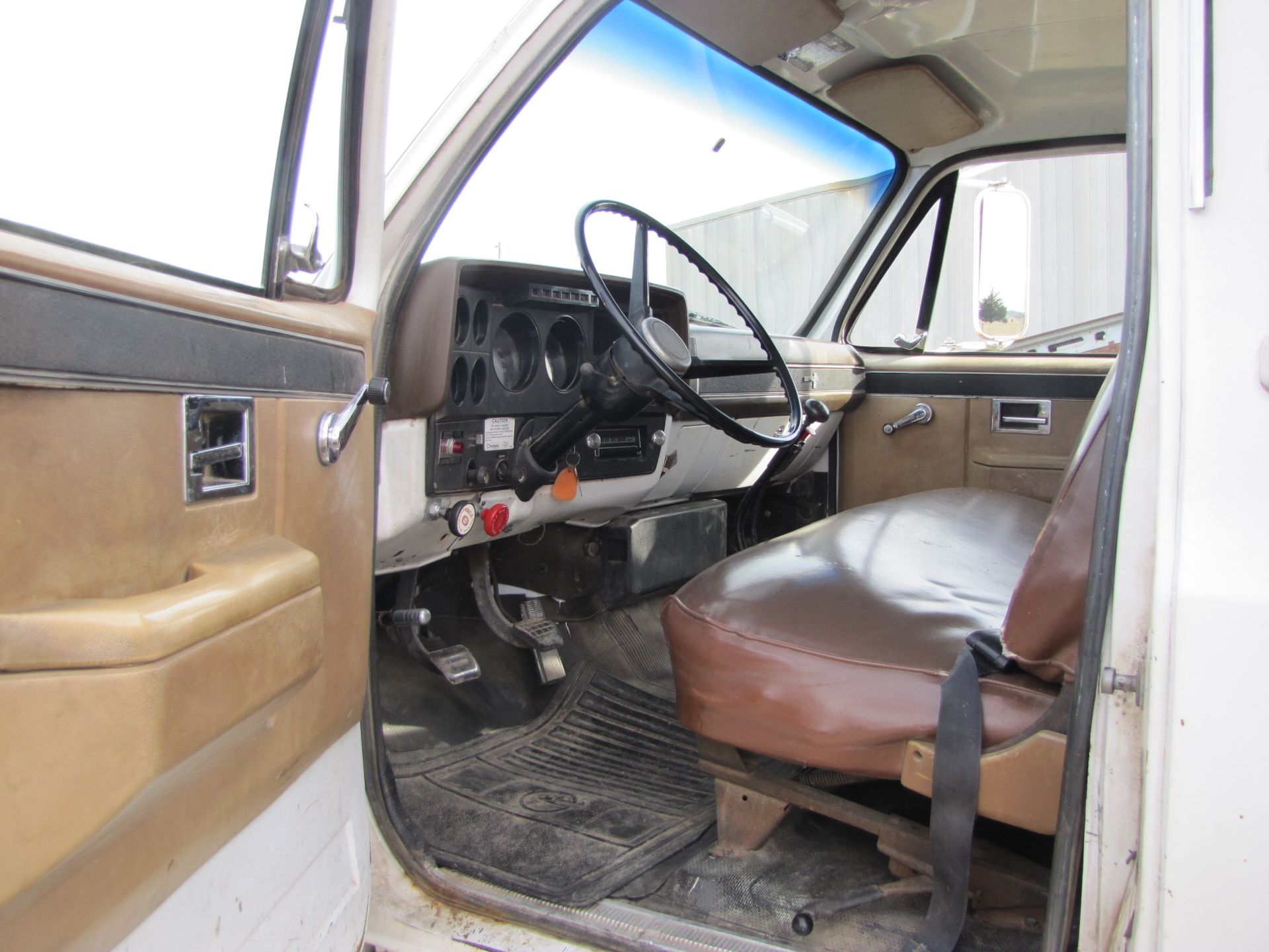 1983 Chevrolet C70 grain truck, 366 gas, 5+2 speed, single axle, 11R22.5 tires, shows 51,791 miles - Image 17 of 54