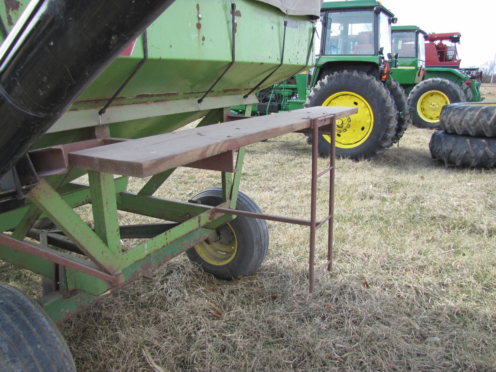 Parker 2500 seed wagon on John Deere 1065A gear, dual compartment, tarp, 15’ J&M hyd unload auger - Image 19 of 31