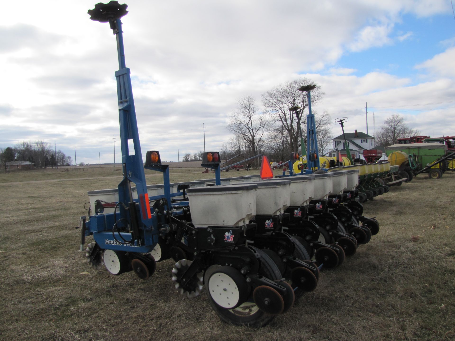 Kinze 3000 6-row planter w/ splitter (plus extra row), double frame, 30’’, hyd markers, SN 643197 - Image 5 of 45