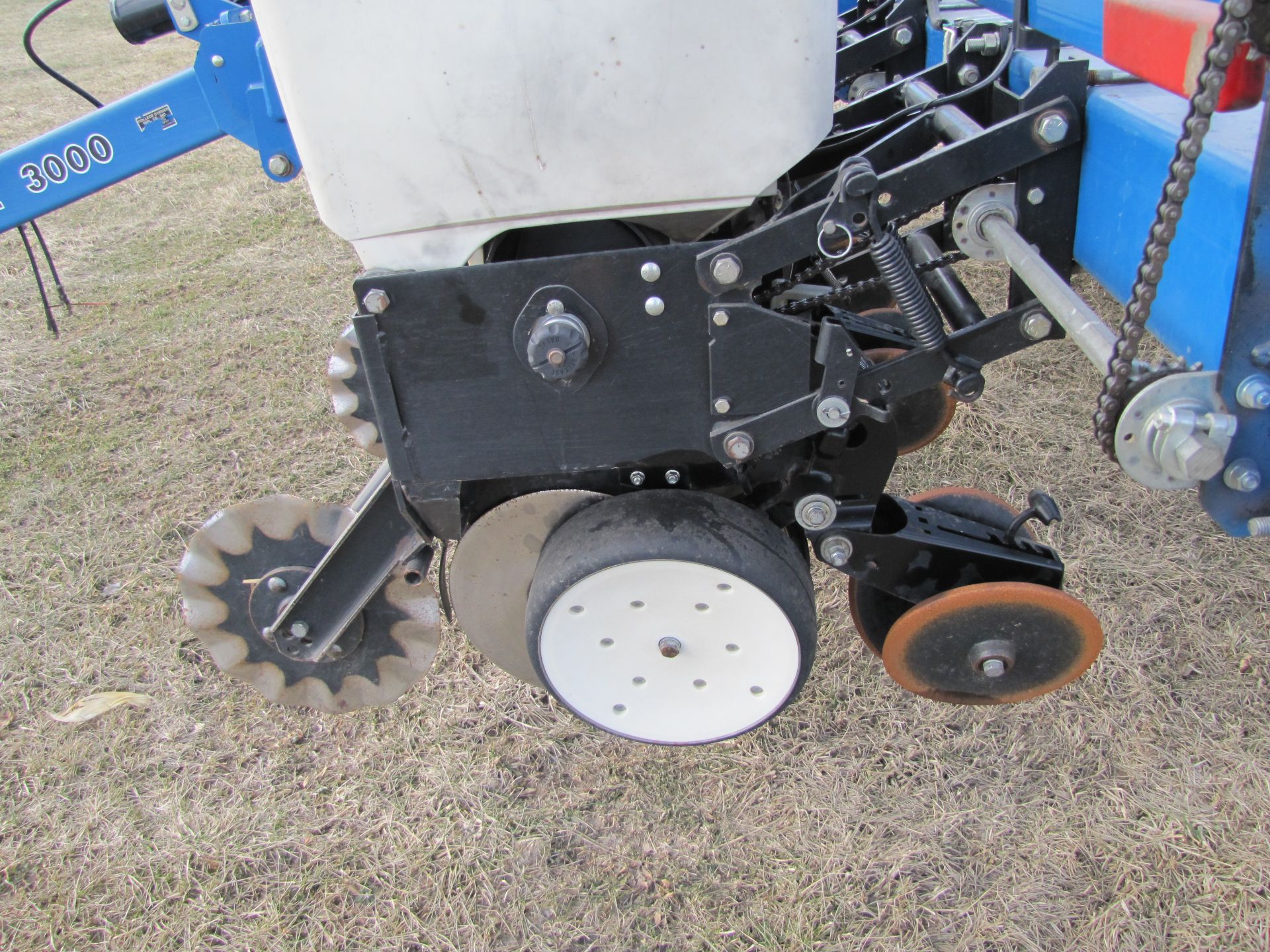 Kinze 3000 6-row planter w/ splitter (plus extra row), double frame, 30’’, hyd markers, SN 643197 - Image 14 of 45