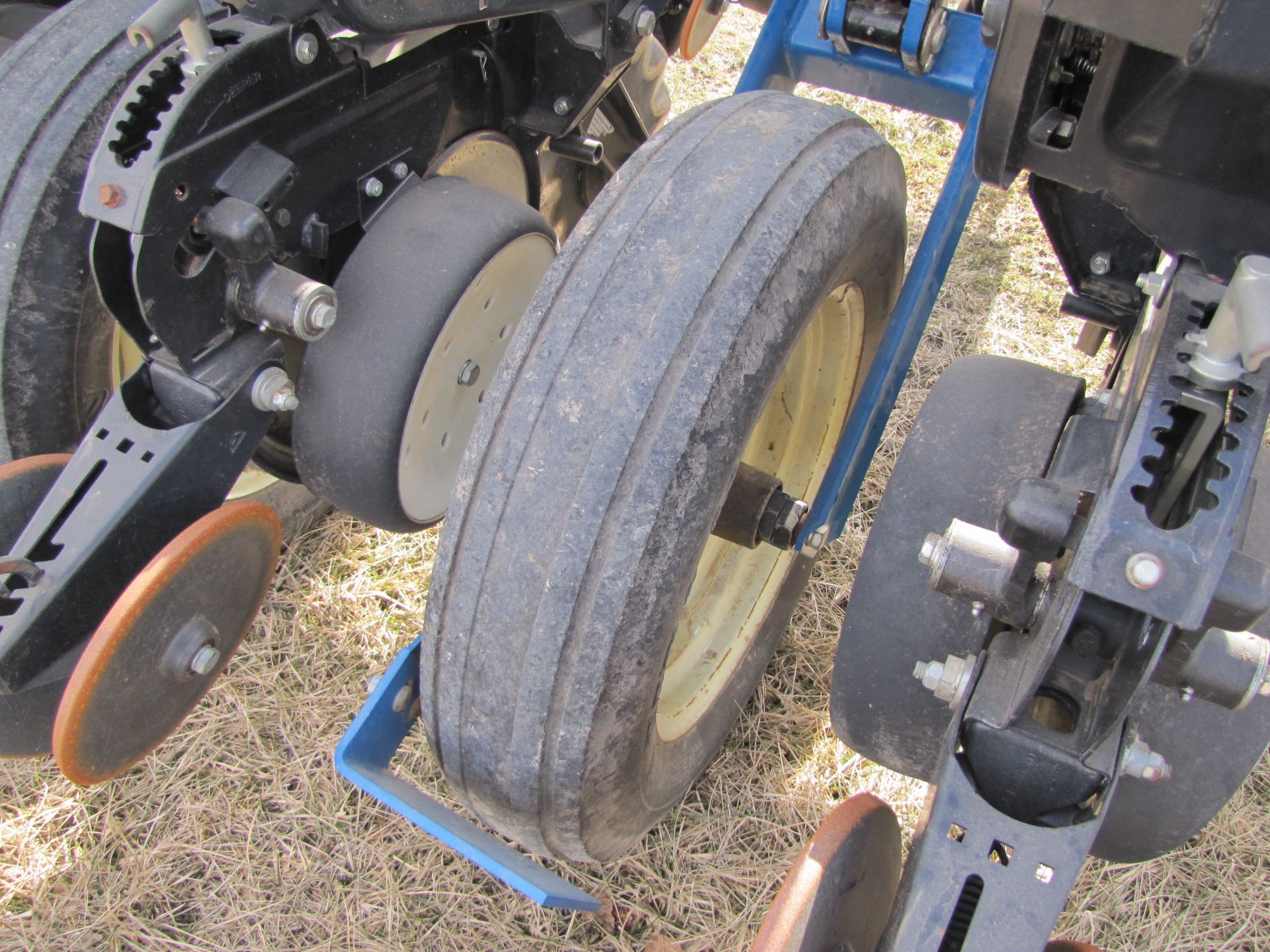 Kinze 3000 6-row planter w/ splitter (plus extra row), double frame, 30’’, hyd markers, SN 643197 - Image 28 of 45