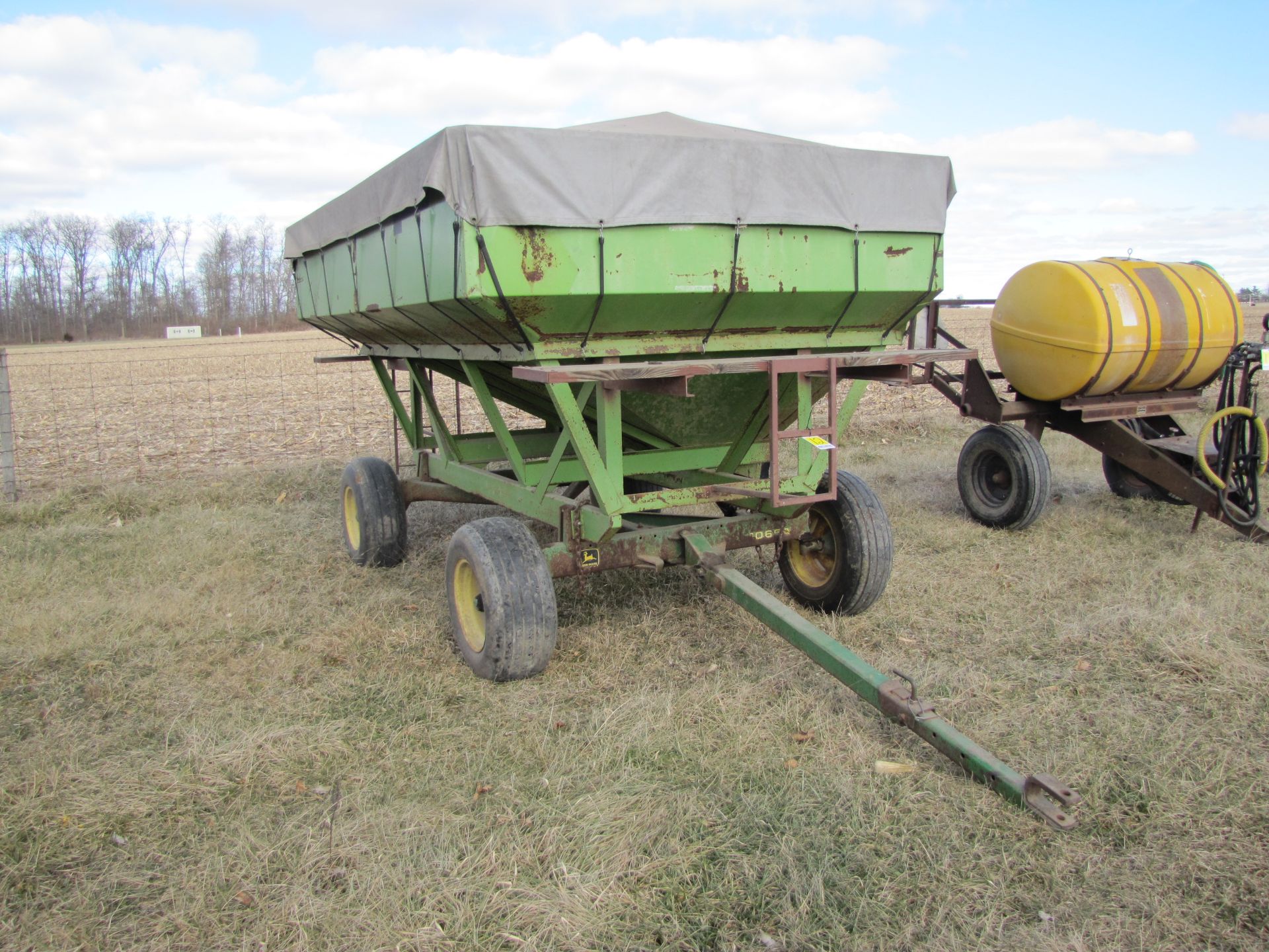 Parker 2500 seed wagon on John Deere 1065A gear, dual compartment, tarp, 15’ J&M hyd unload auger - Image 6 of 31
