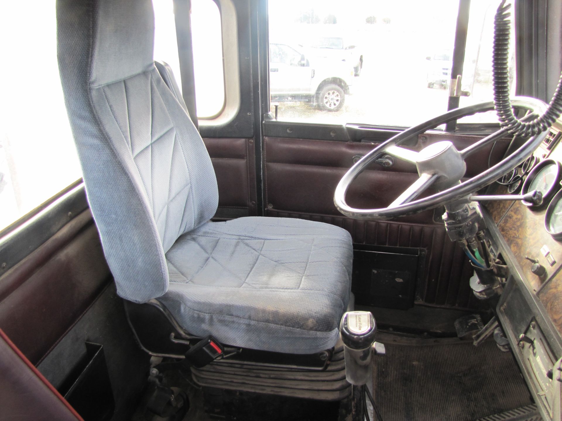 1994 Kenworth T800 semi truck, day cab, 9-spd, Cummings L10-280E, 11R22.5 tires, air ride - Image 39 of 68