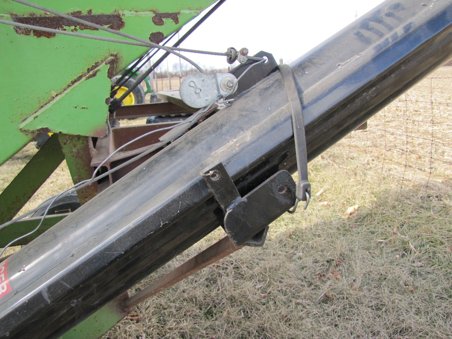 Parker 2500 seed wagon on John Deere 1065A gear, dual compartment, tarp, 15’ J&M hyd unload auger - Image 17 of 31