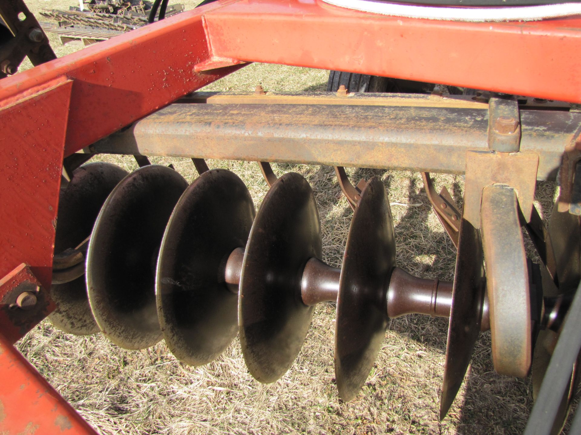 22’ Case IH 496 disc, rock flex, 7 ½’’ spacing, 9.5L-14 tires, Remlinger single rolling basket - Image 14 of 31