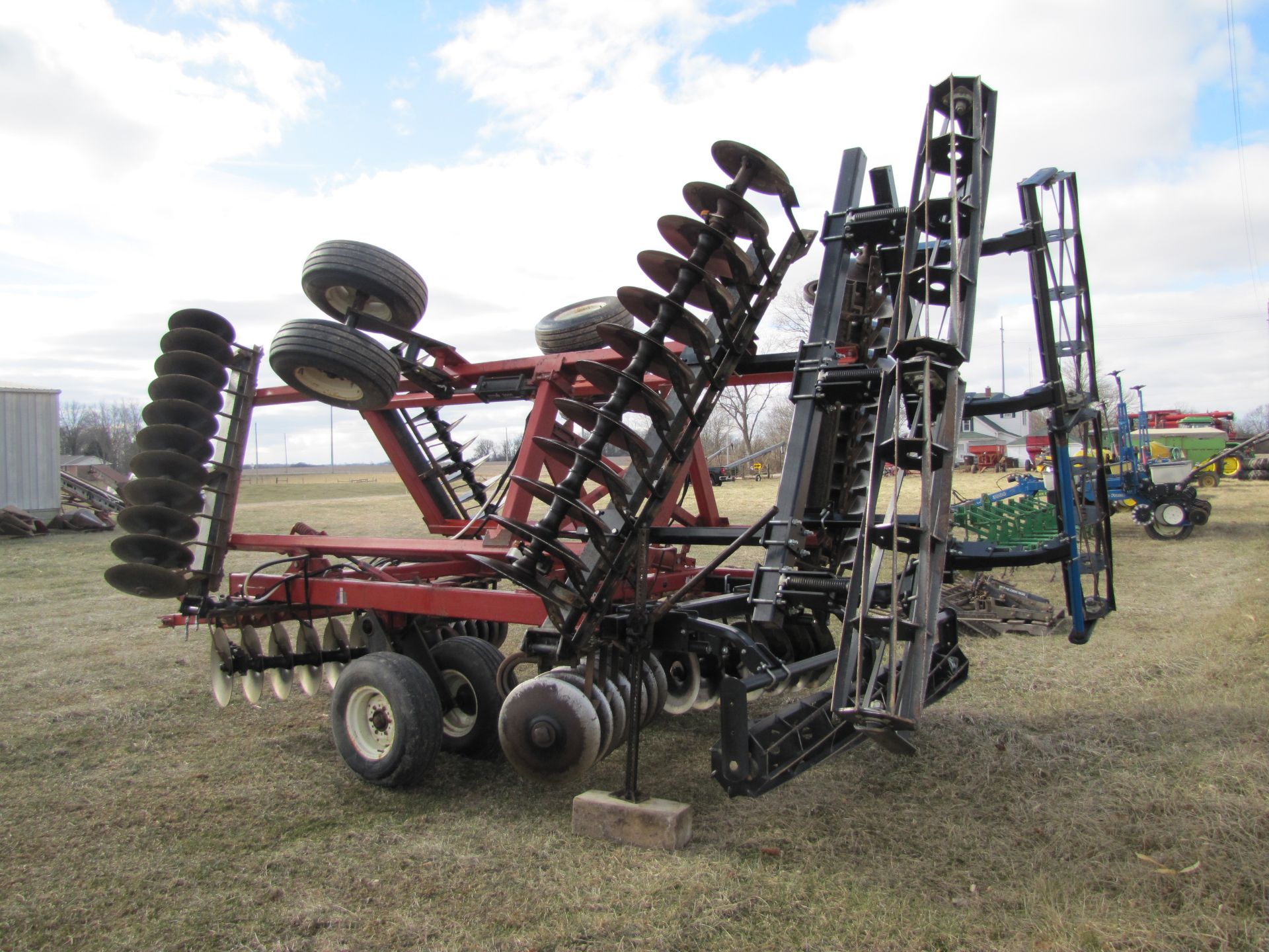 22’ Case IH 496 disc, rock flex, 7 ½’’ spacing, 9.5L-14 tires, Remlinger single rolling basket - Image 4 of 31