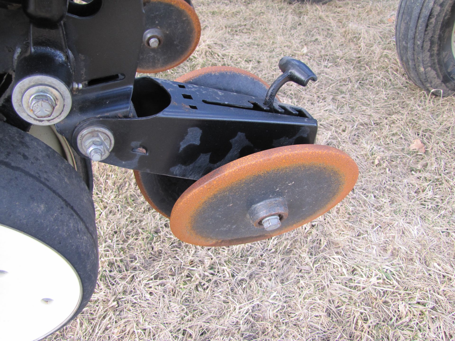 Kinze 3000 6-row planter w/ splitter (plus extra row), double frame, 30’’, hyd markers, SN 643197 - Image 15 of 45