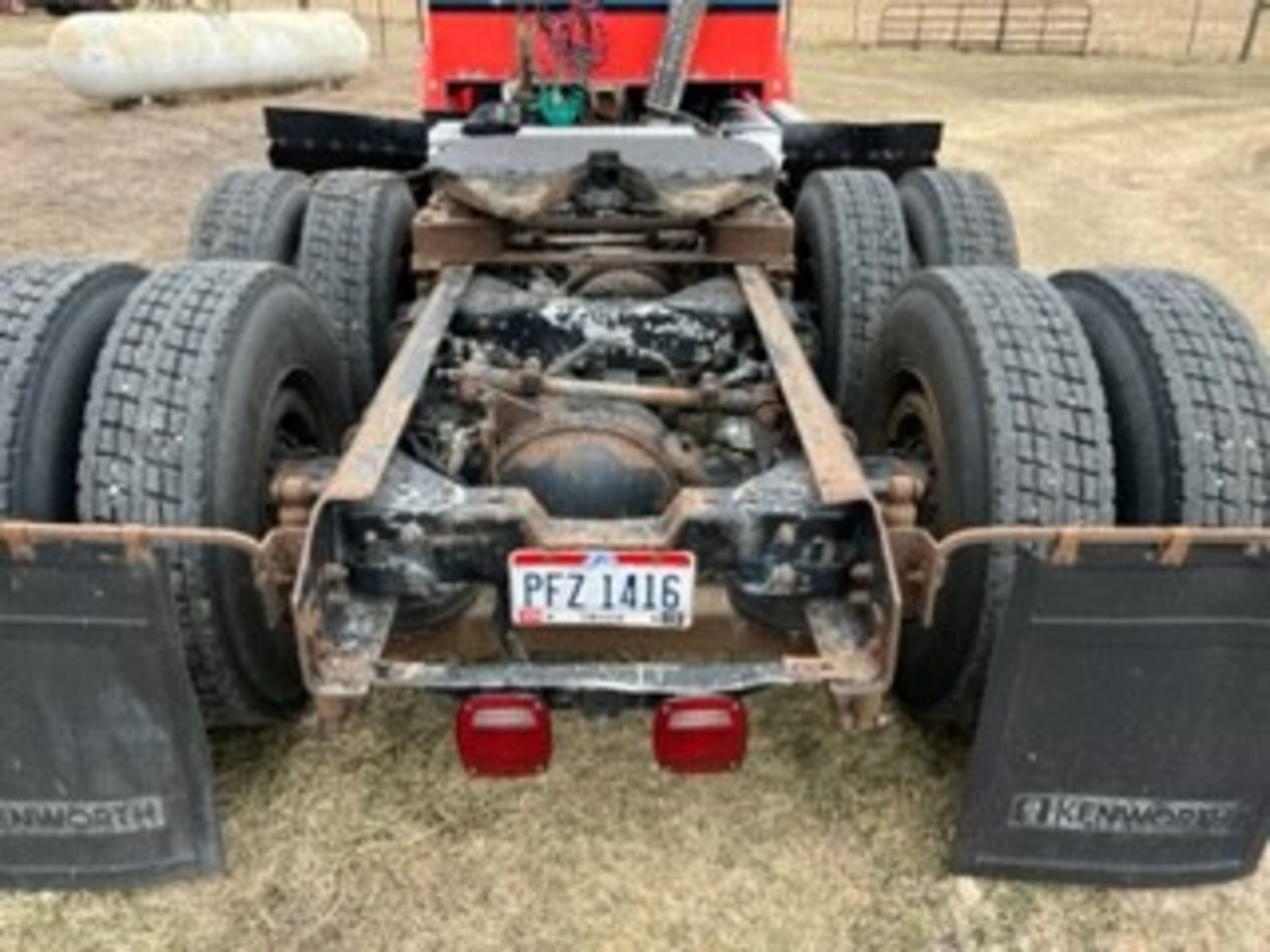 1994 Kenworth T800 semi truck, day cab, 9-spd, Cummings L10-280E, 11R22.5 tires, air ride - Image 7 of 68