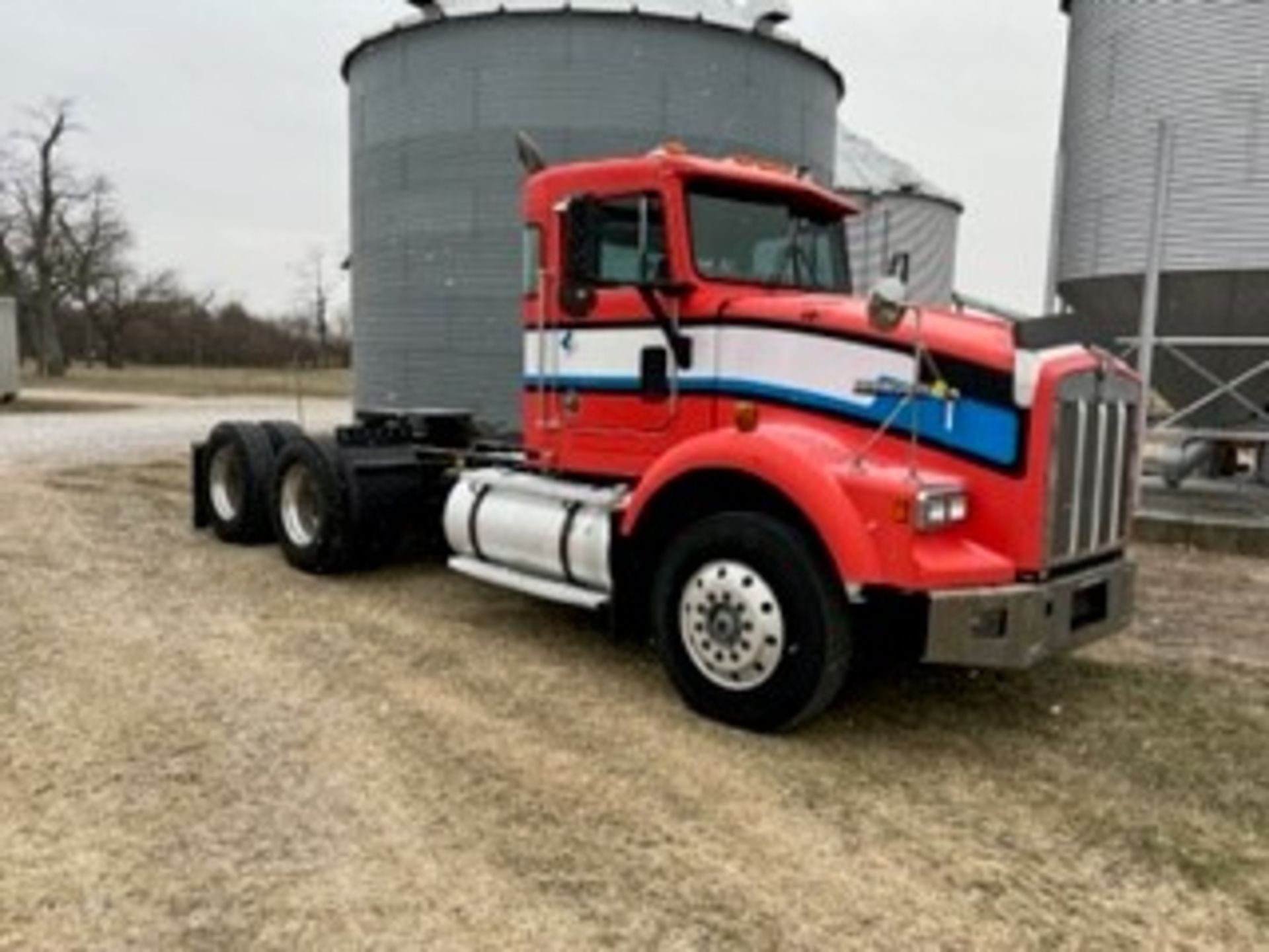 1994 Kenworth T800 semi truck, day cab, 9-spd, Cummings L10-280E, 11R22.5 tires, air ride - Image 2 of 68