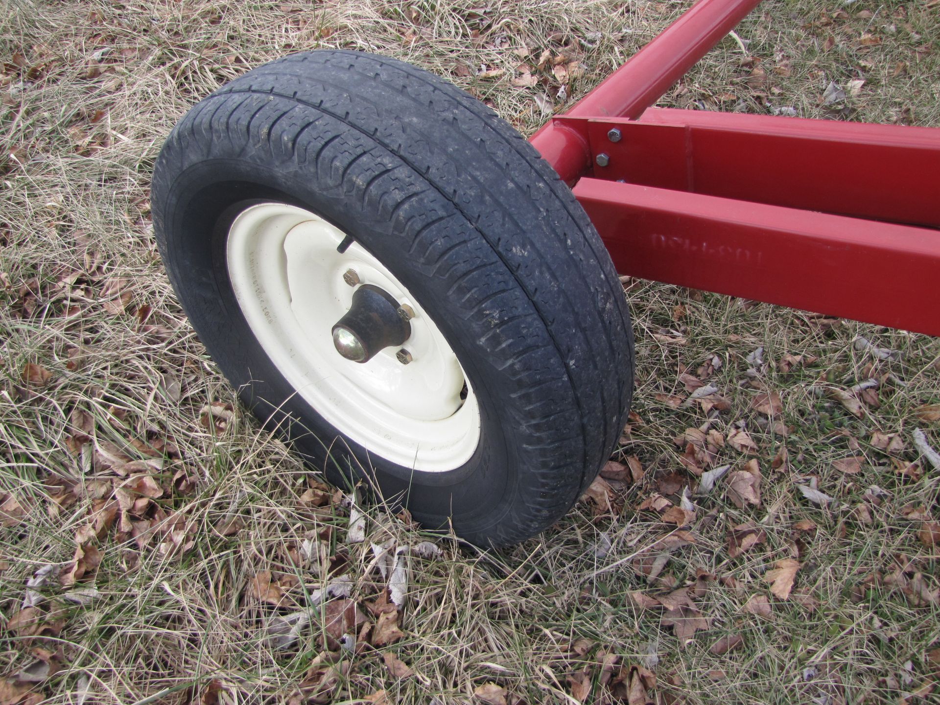 10’’x 61’ Mayrath auger, swing-a-way hopper, 540 PTO, hyd raise and lower, P225/70R15 tires - Image 11 of 17