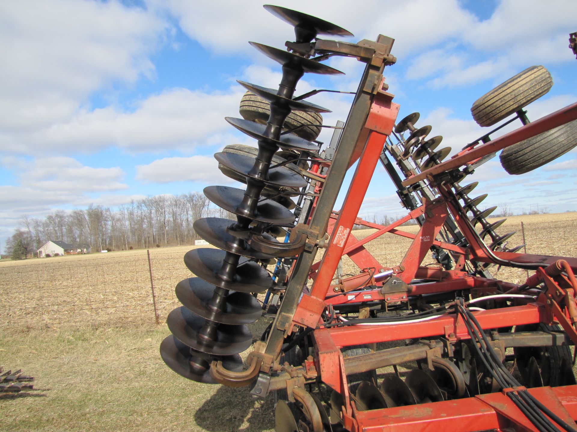 22’ Case IH 496 disc, rock flex, 7 ½’’ spacing, 9.5L-14 tires, Remlinger single rolling basket - Image 9 of 31