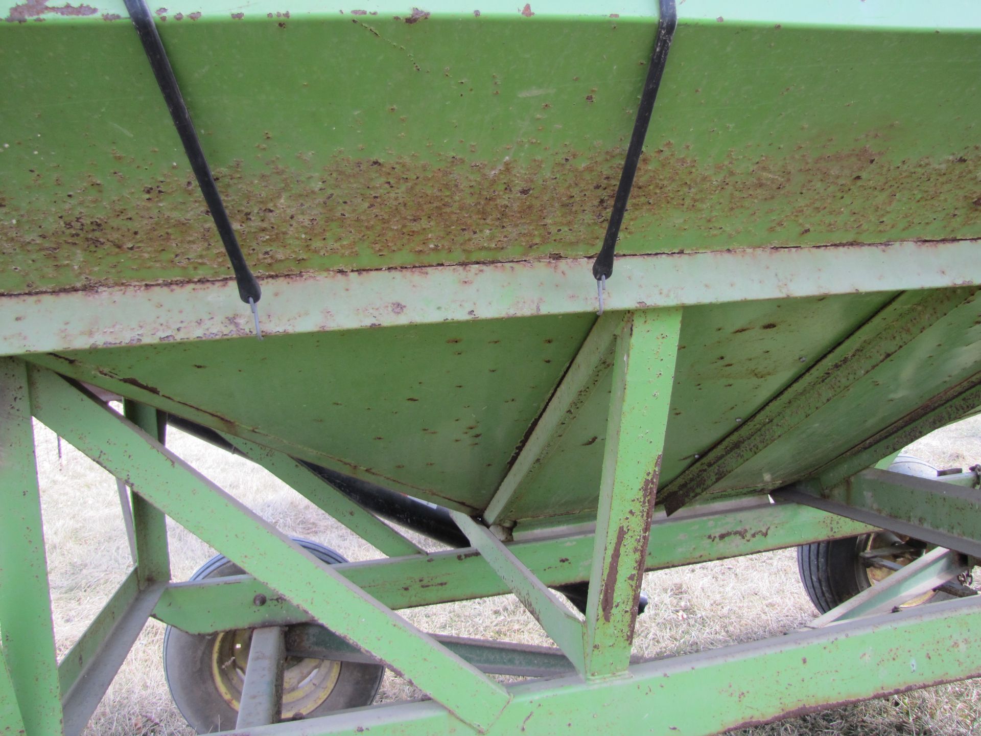 Parker 2500 seed wagon on John Deere 1065A gear, dual compartment, tarp, 15’ J&M hyd unload auger - Image 24 of 31
