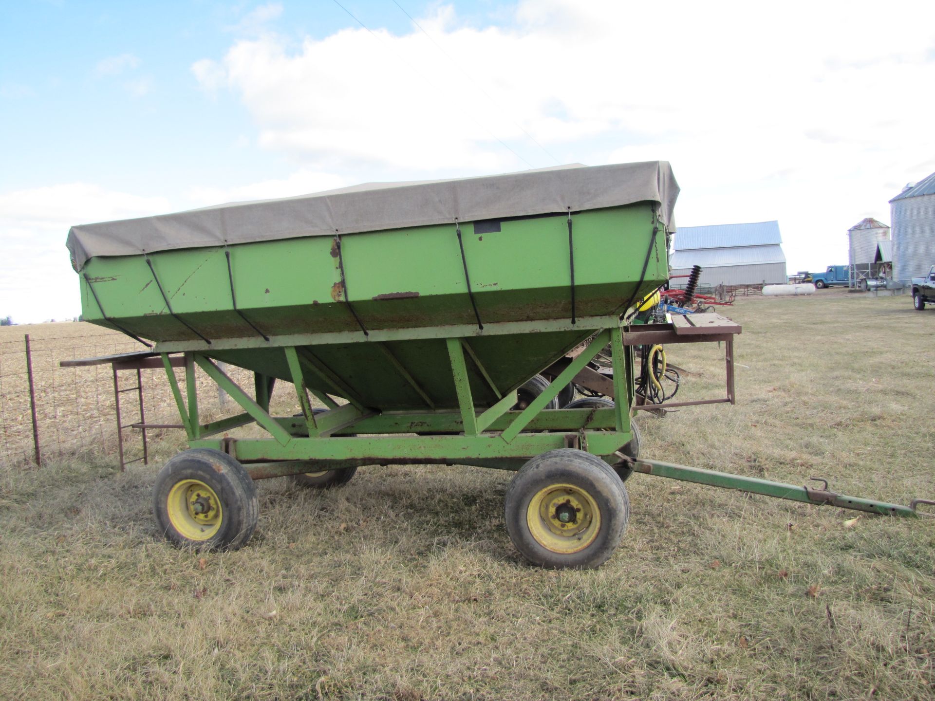 Parker 2500 seed wagon on John Deere 1065A gear, dual compartment, tarp, 15’ J&M hyd unload auger - Image 5 of 31