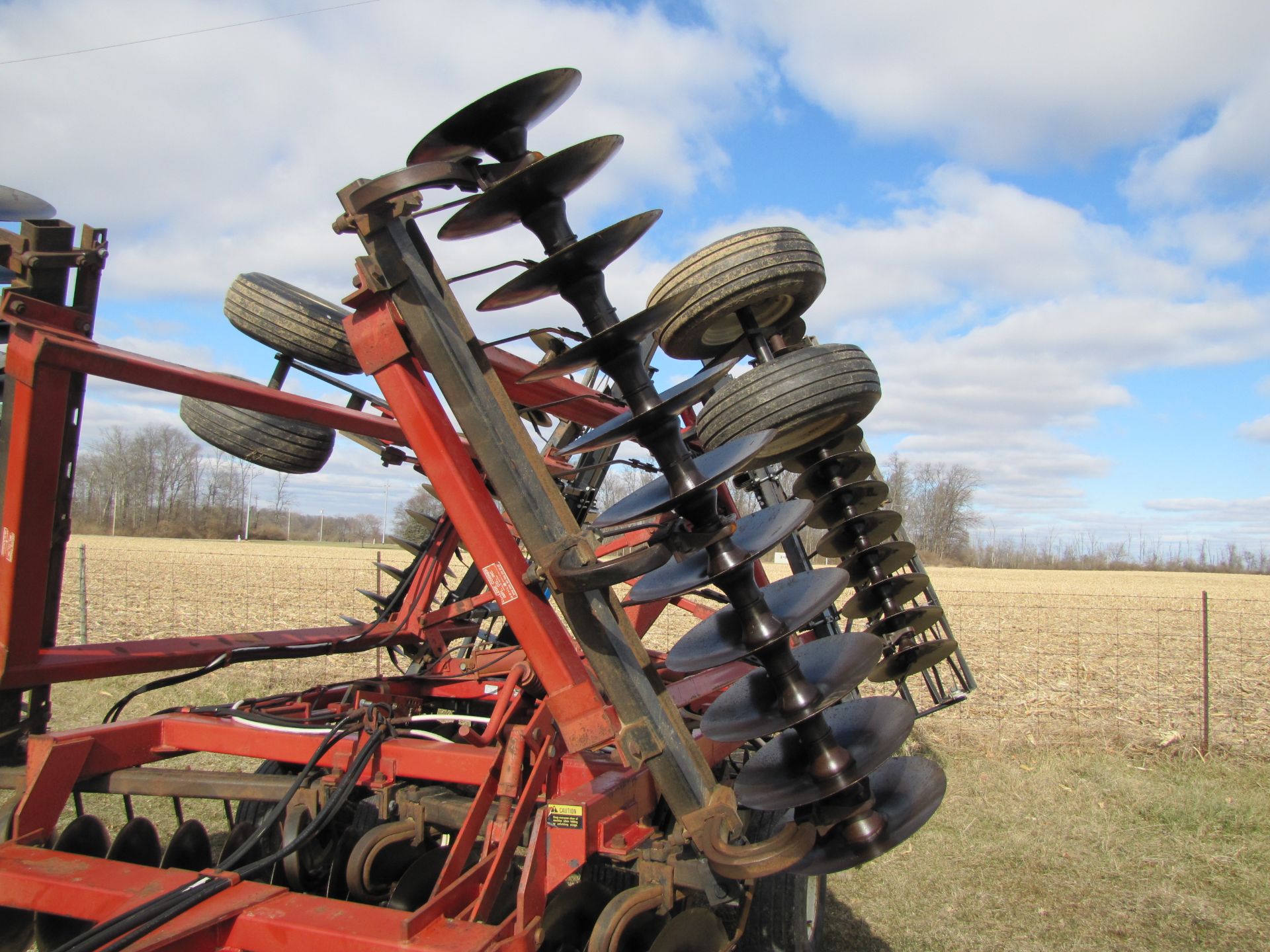 22’ Case IH 496 disc, rock flex, 7 ½’’ spacing, 9.5L-14 tires, Remlinger single rolling basket - Image 11 of 31