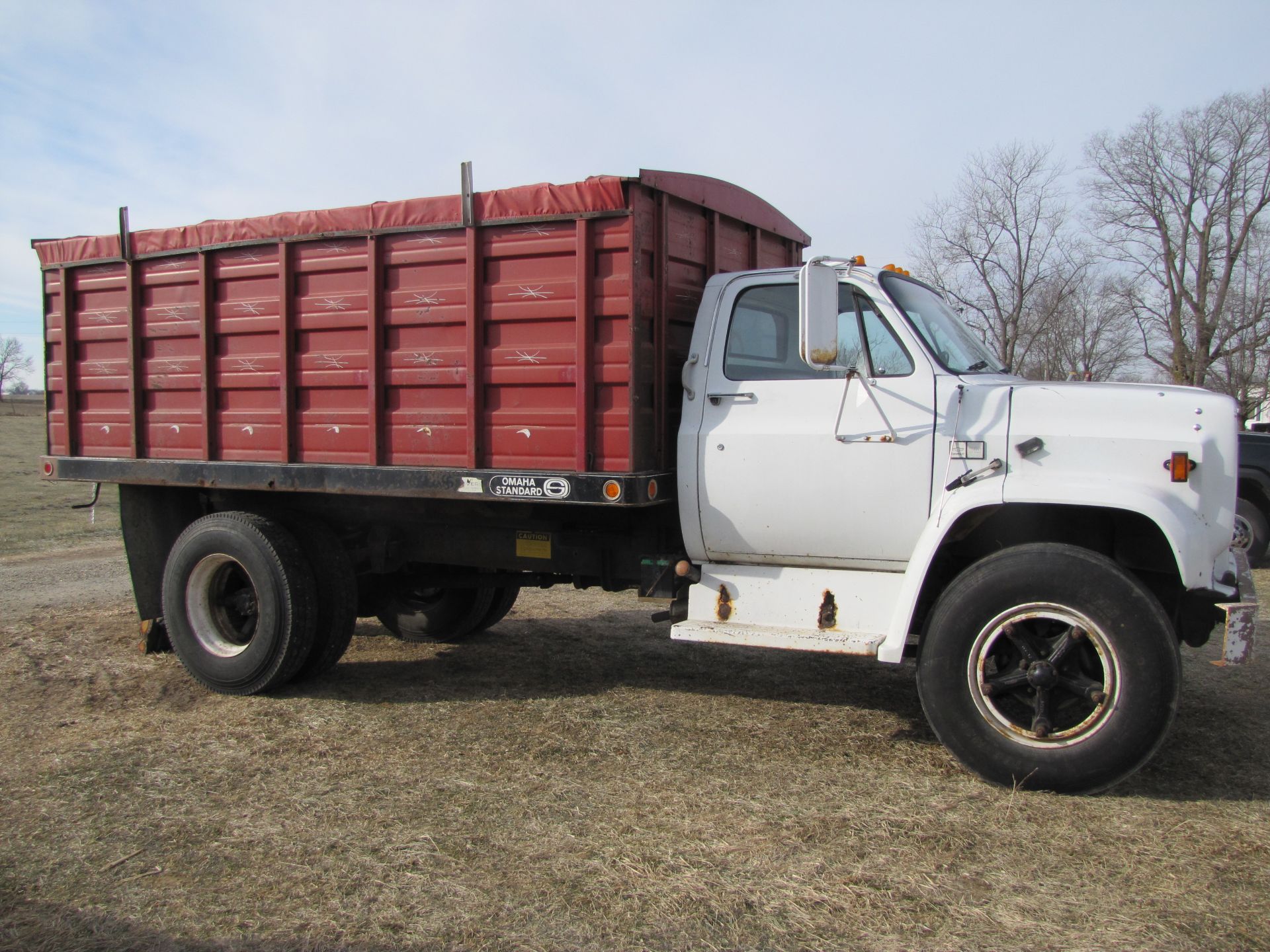 1983 Chevrolet C70 grain truck, 366 gas, 5+2 speed, single axle, 11R22.5 tires, shows 51,791 miles - Image 4 of 54