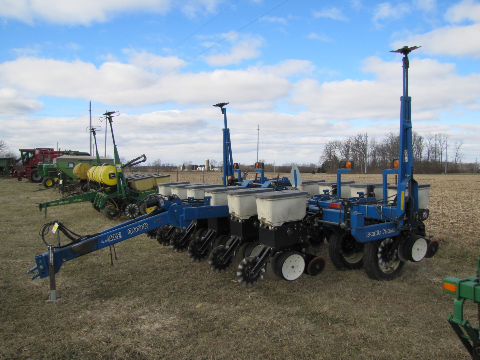 Kinze 3000 6-row planter w/ splitter (plus extra row), double frame, 30’’, hyd markers, SN 643197 - Image 3 of 45