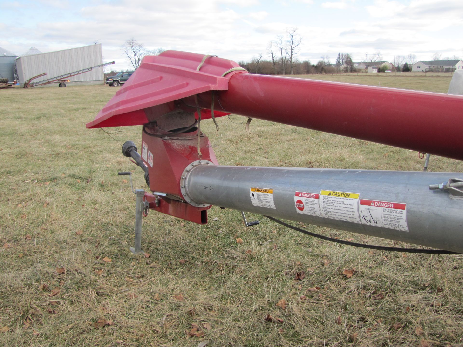 10’’x 61’ Mayrath auger, swing-a-way hopper, 540 PTO, hyd raise and lower, P225/70R15 tires - Image 15 of 17