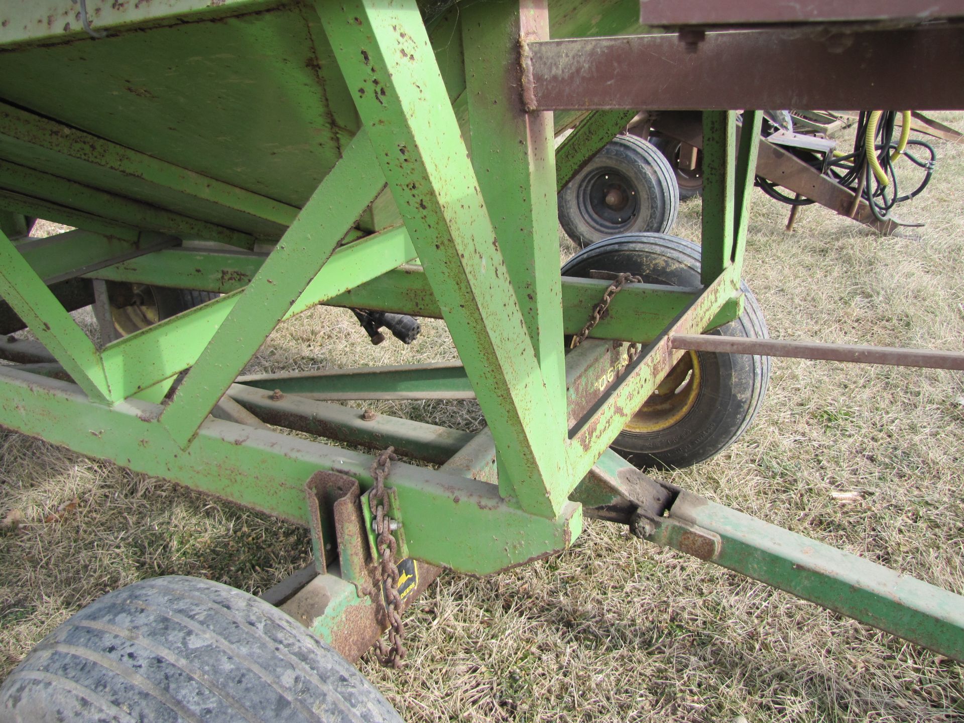 Parker 2500 seed wagon on John Deere 1065A gear, dual compartment, tarp, 15’ J&M hyd unload auger - Image 28 of 31