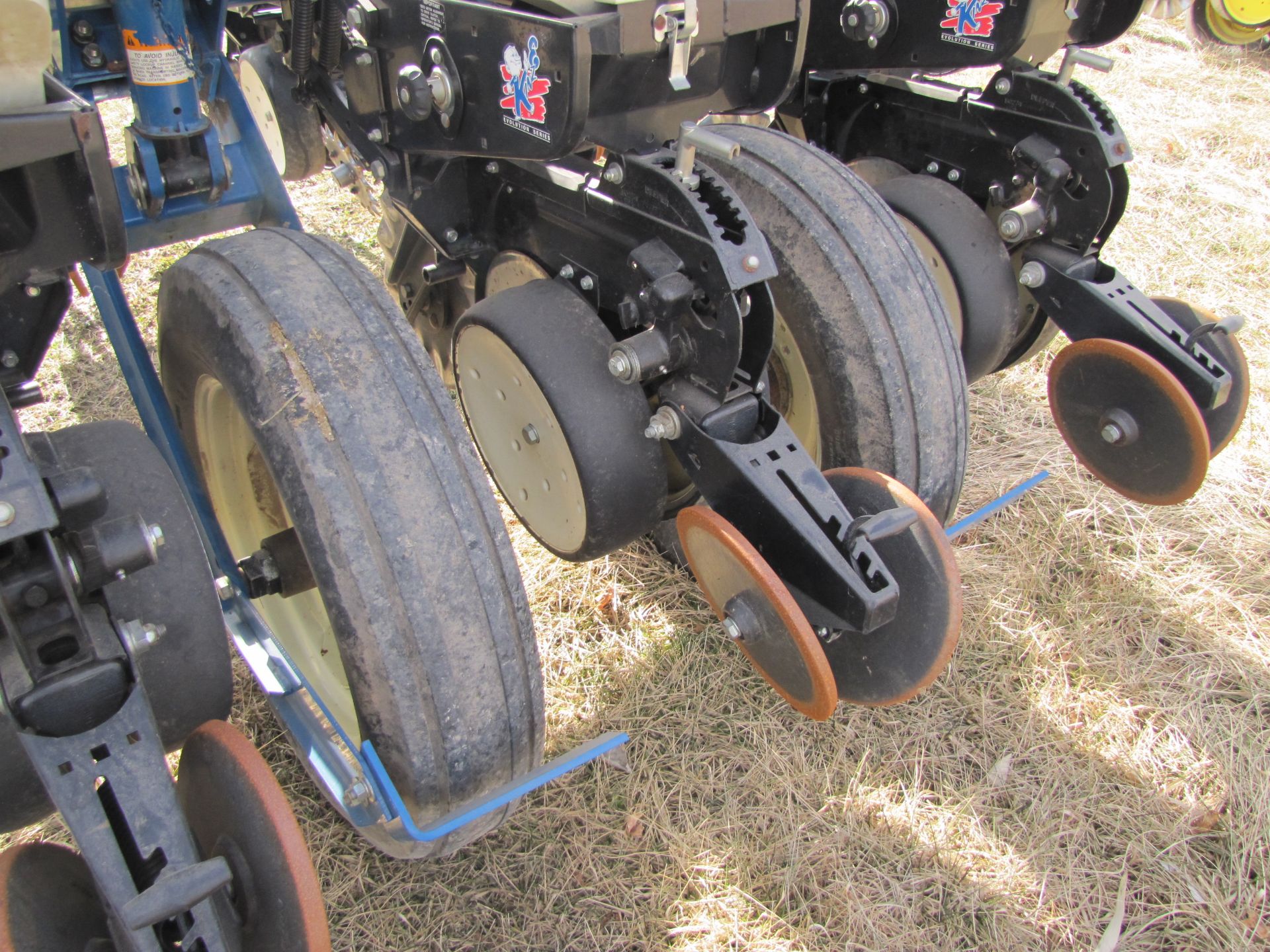 Kinze 3000 6-row planter w/ splitter (plus extra row), double frame, 30’’, hyd markers, SN 643197 - Image 31 of 45