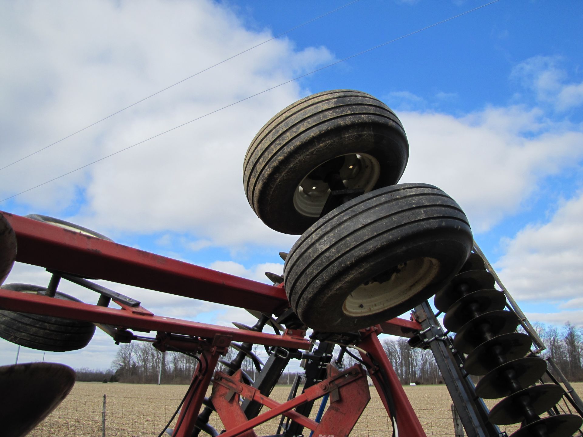 22’ Case IH 496 disc, rock flex, 7 ½’’ spacing, 9.5L-14 tires, Remlinger single rolling basket - Image 21 of 31