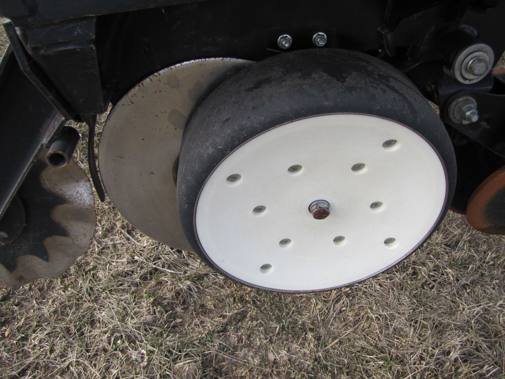 Kinze 3000 6-row planter w/ splitter (plus extra row), double frame, 30’’, hyd markers, SN 643197 - Image 16 of 45