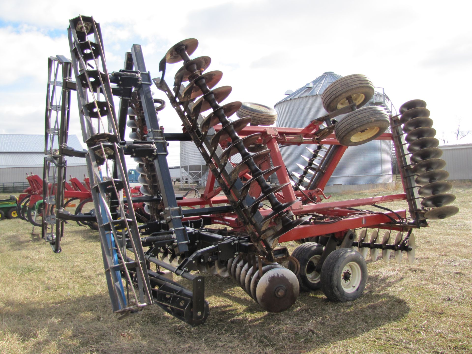 22’ Case IH 496 disc, rock flex, 7 ½’’ spacing, 9.5L-14 tires, Remlinger single rolling basket - Image 5 of 31