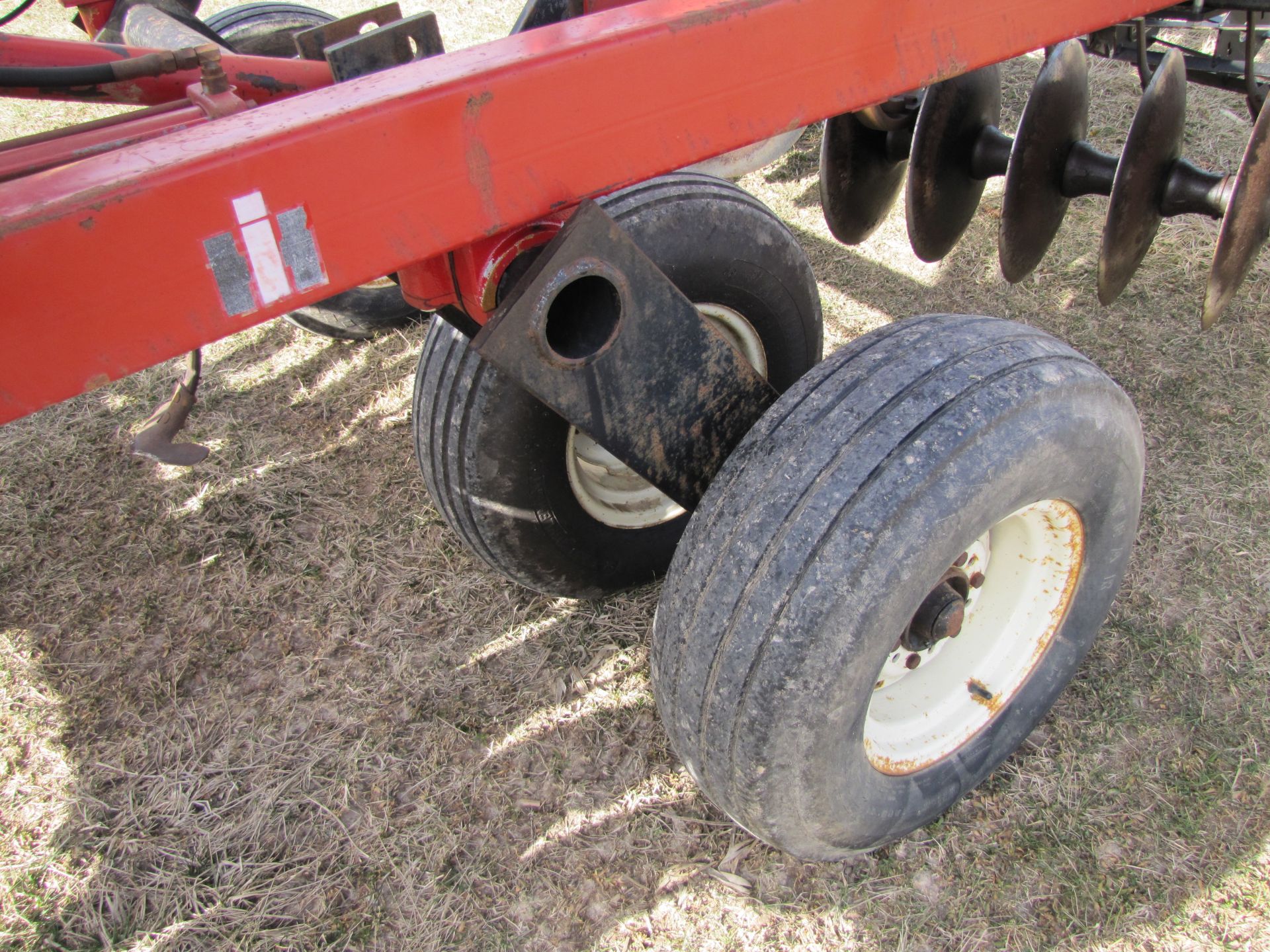 22’ Case IH 496 disc, rock flex, 7 ½’’ spacing, 9.5L-14 tires, Remlinger single rolling basket - Image 15 of 31