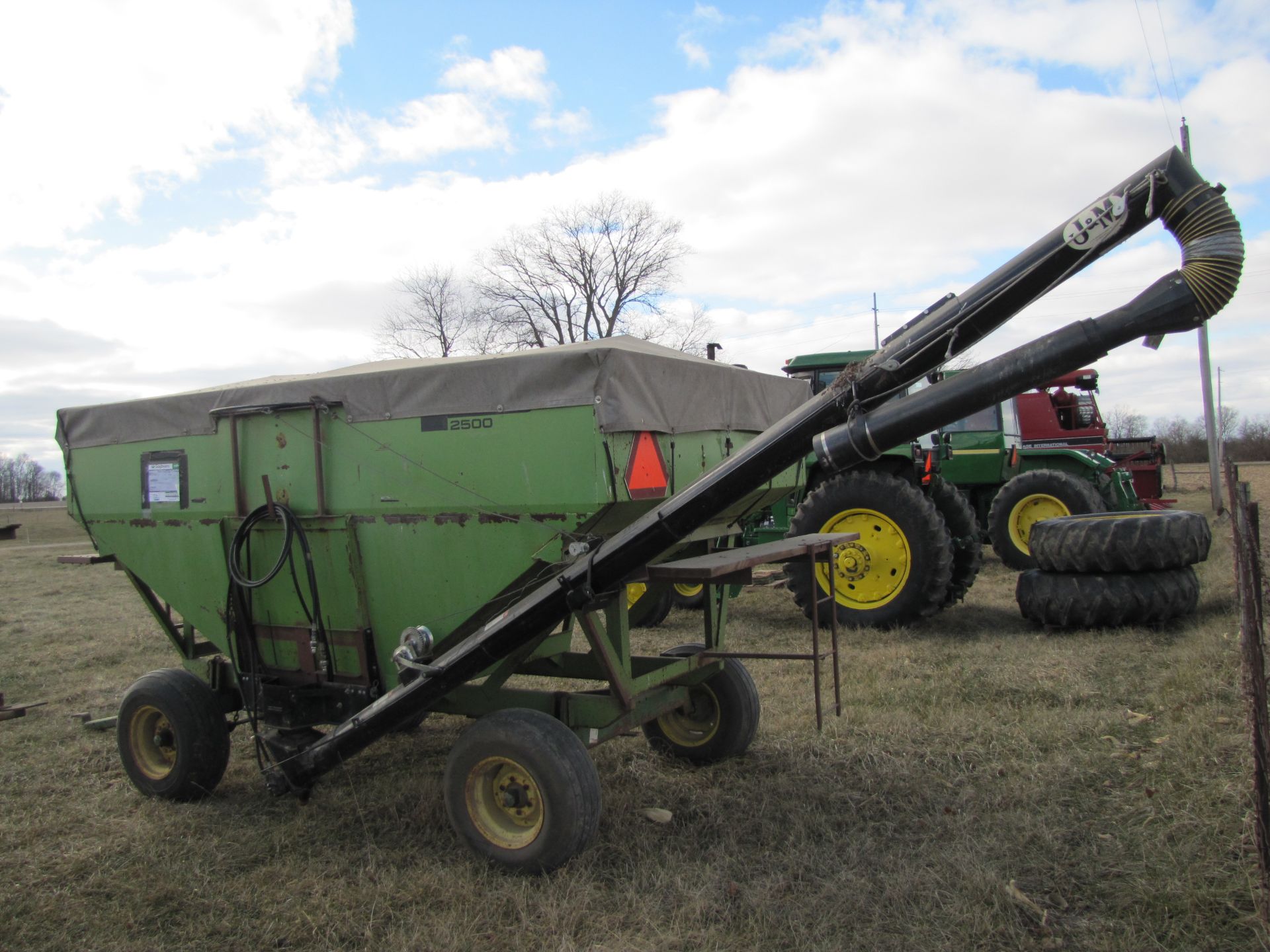 Parker 2500 seed wagon on John Deere 1065A gear, dual compartment, tarp, 15’ J&M hyd unload auger - Image 3 of 31