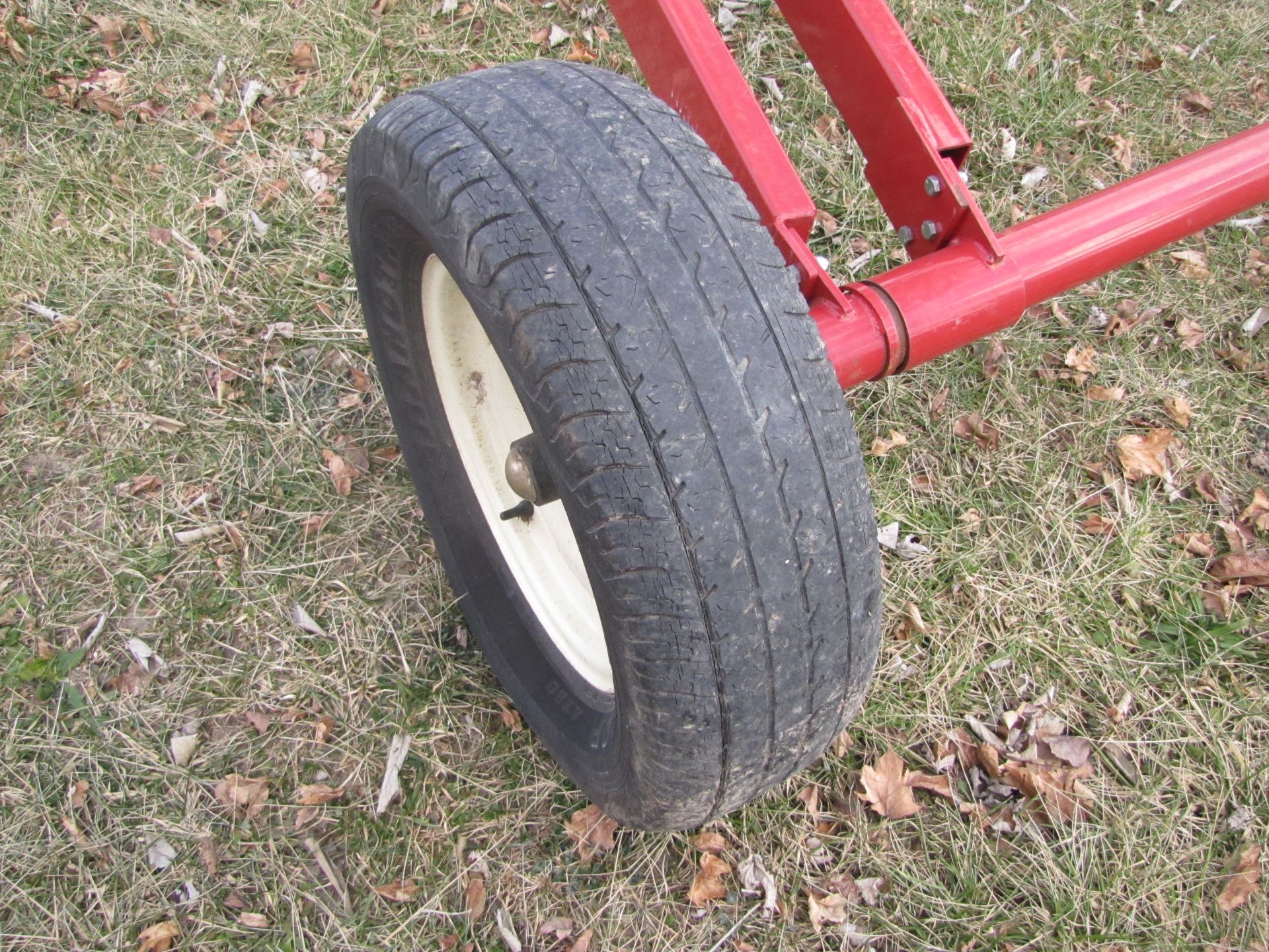 10’’x 61’ Mayrath auger, swing-a-way hopper, 540 PTO, hyd raise and lower, P225/70R15 tires - Image 12 of 17