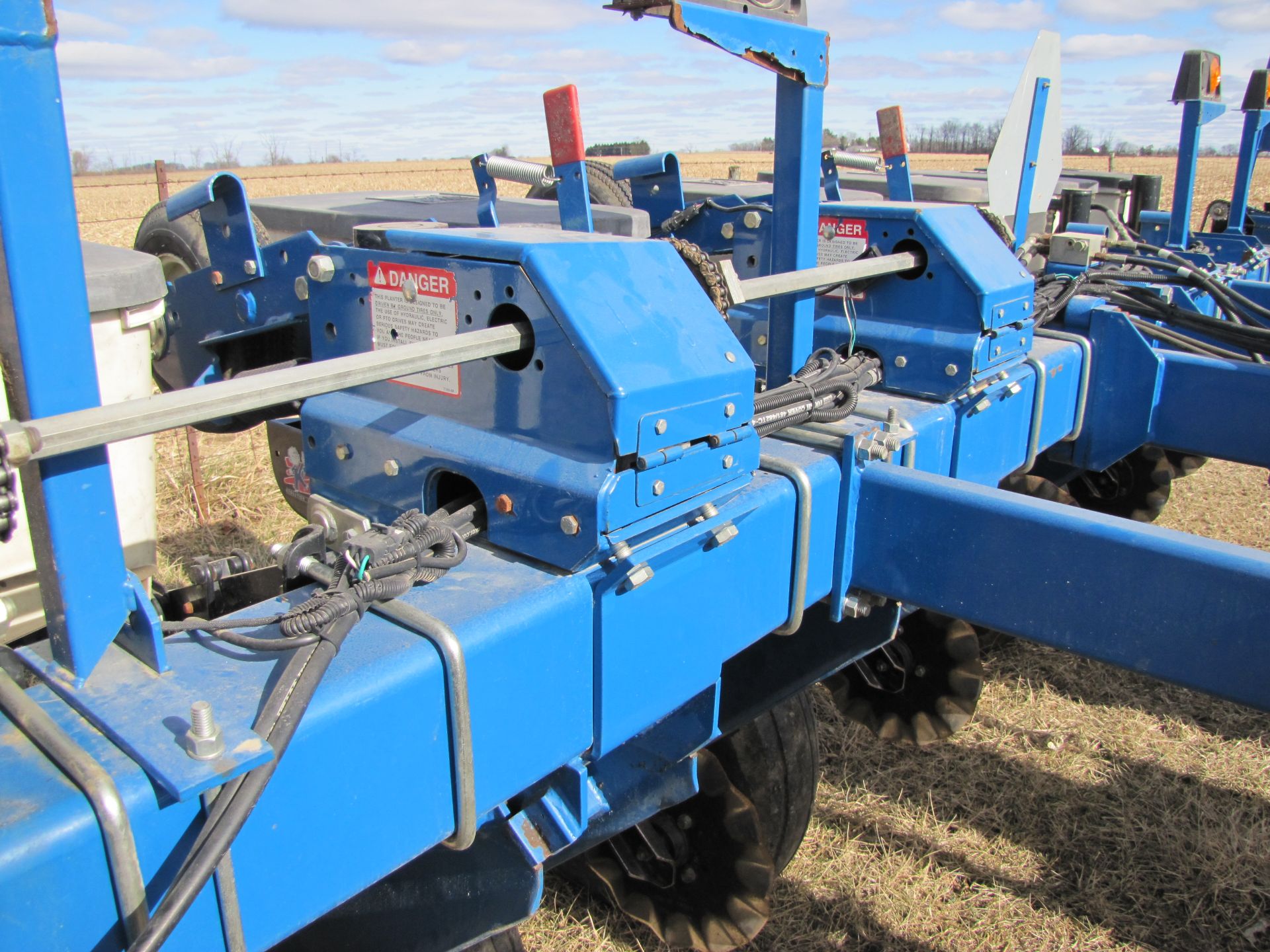 Kinze 3000 6-row planter w/ splitter (plus extra row), double frame, 30’’, hyd markers, SN 643197 - Image 35 of 45