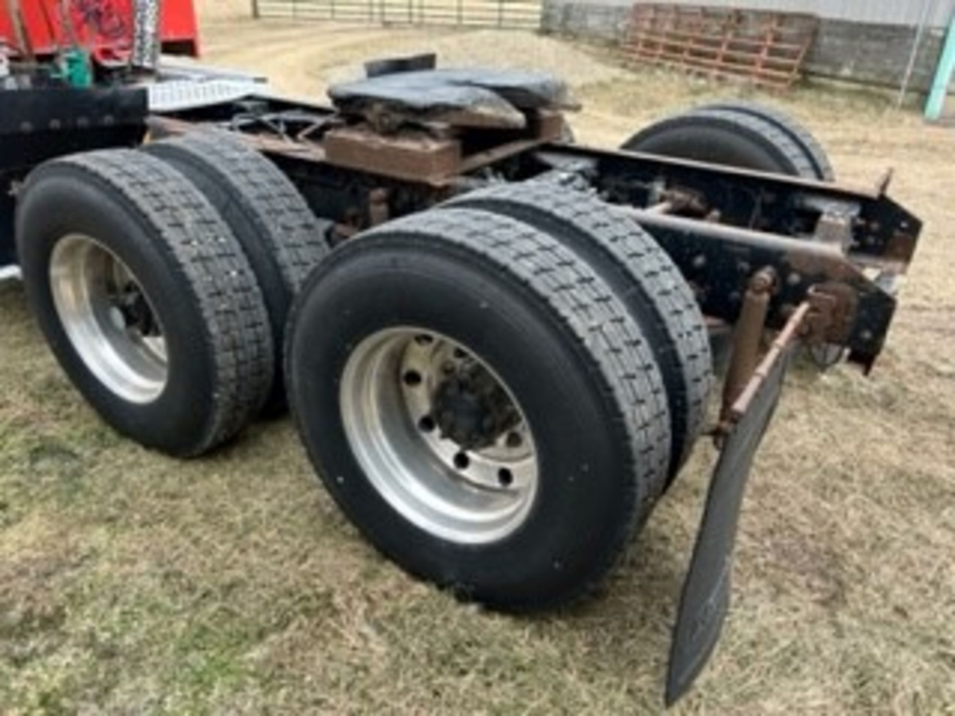 1994 Kenworth T800 semi truck, day cab, 9-spd, Cummings L10-280E, 11R22.5 tires, air ride - Image 8 of 68