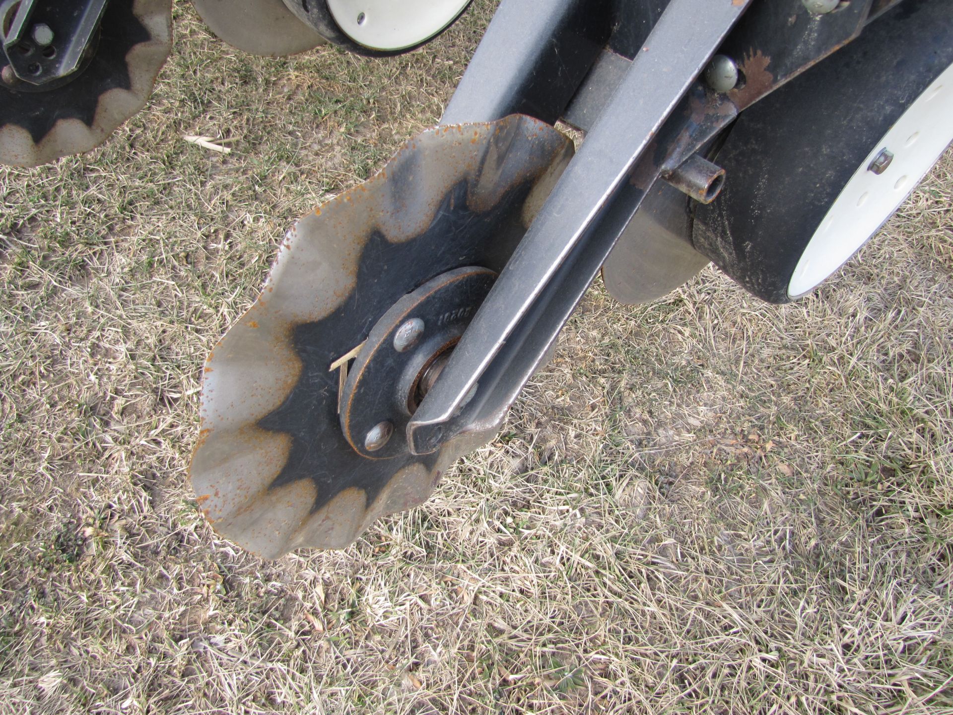 Kinze 3000 6-row planter w/ splitter (plus extra row), double frame, 30’’, hyd markers, SN 643197 - Image 17 of 45