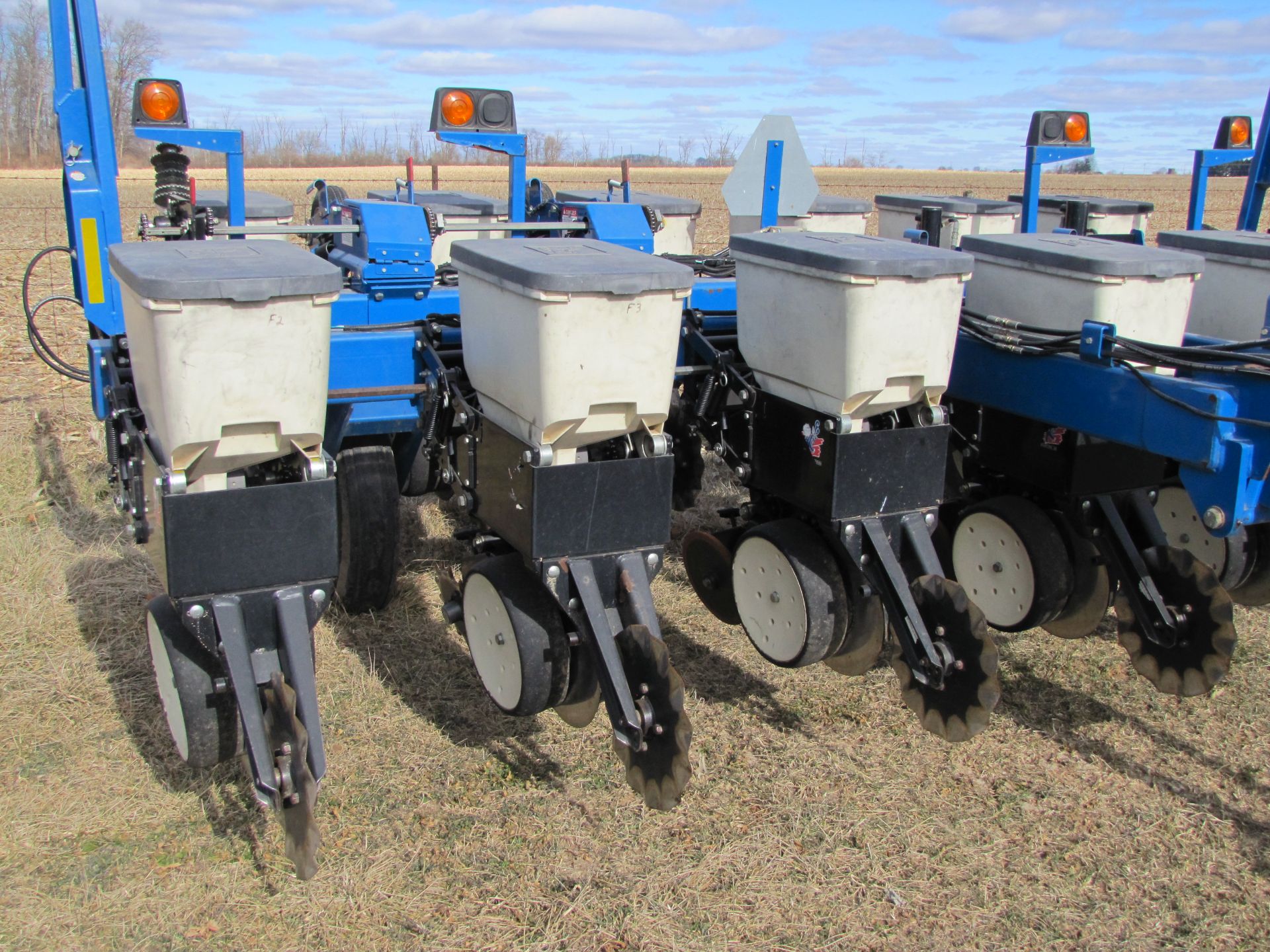 Kinze 3000 6-row planter w/ splitter (plus extra row), double frame, 30’’, hyd markers, SN 643197 - Image 37 of 45