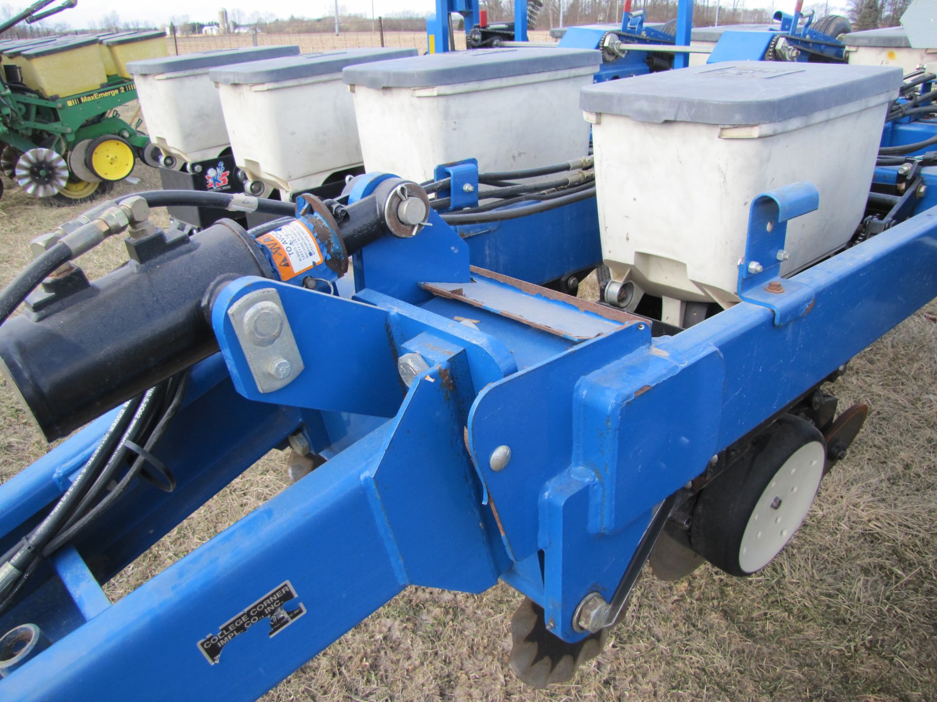 Kinze 3000 6-row planter w/ splitter (plus extra row), double frame, 30’’, hyd markers, SN 643197 - Image 11 of 45