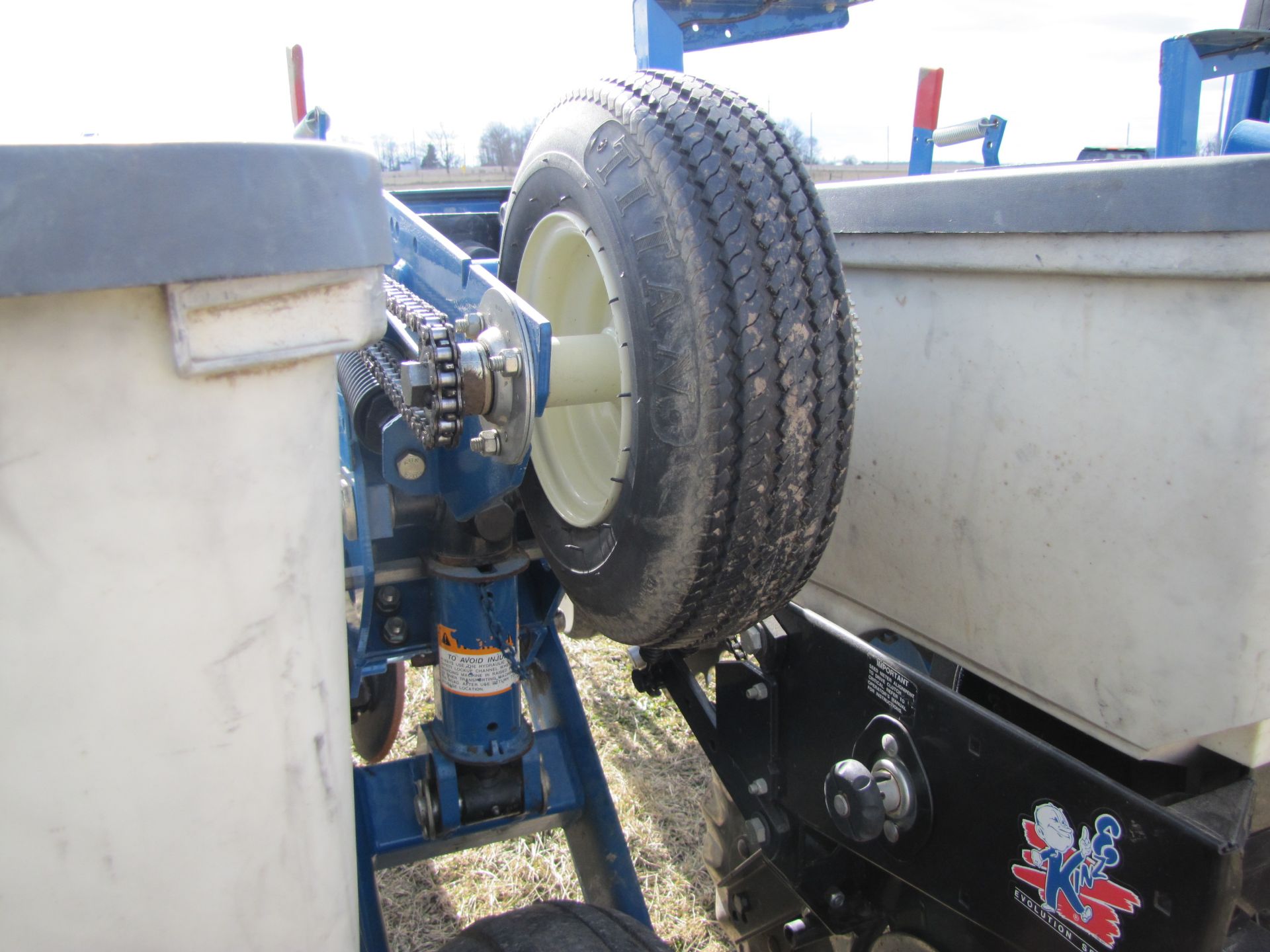 Kinze 3000 6-row planter w/ splitter (plus extra row), double frame, 30’’, hyd markers, SN 643197 - Image 30 of 45