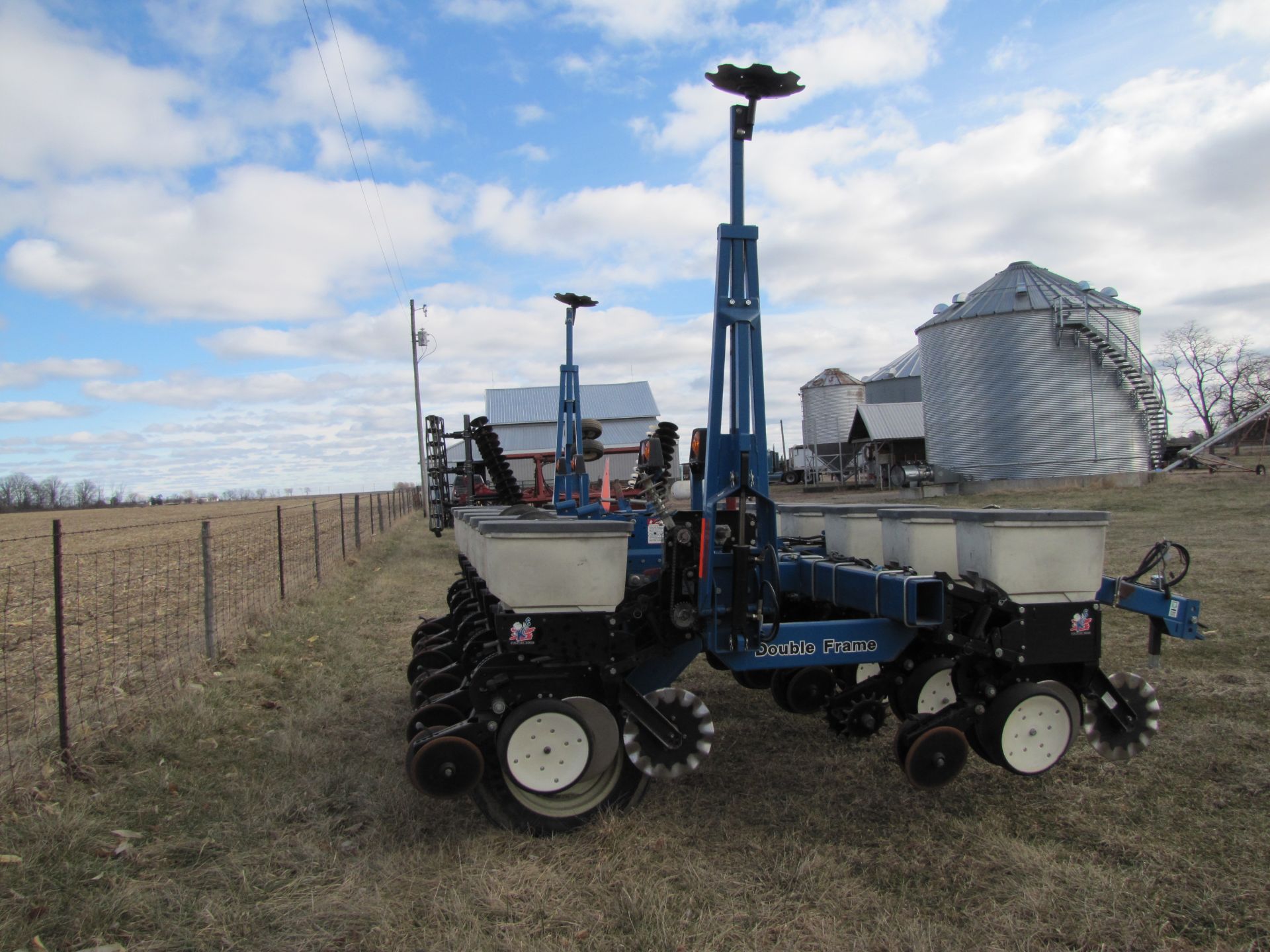 Kinze 3000 6-row planter w/ splitter (plus extra row), double frame, 30’’, hyd markers, SN 643197 - Image 6 of 45