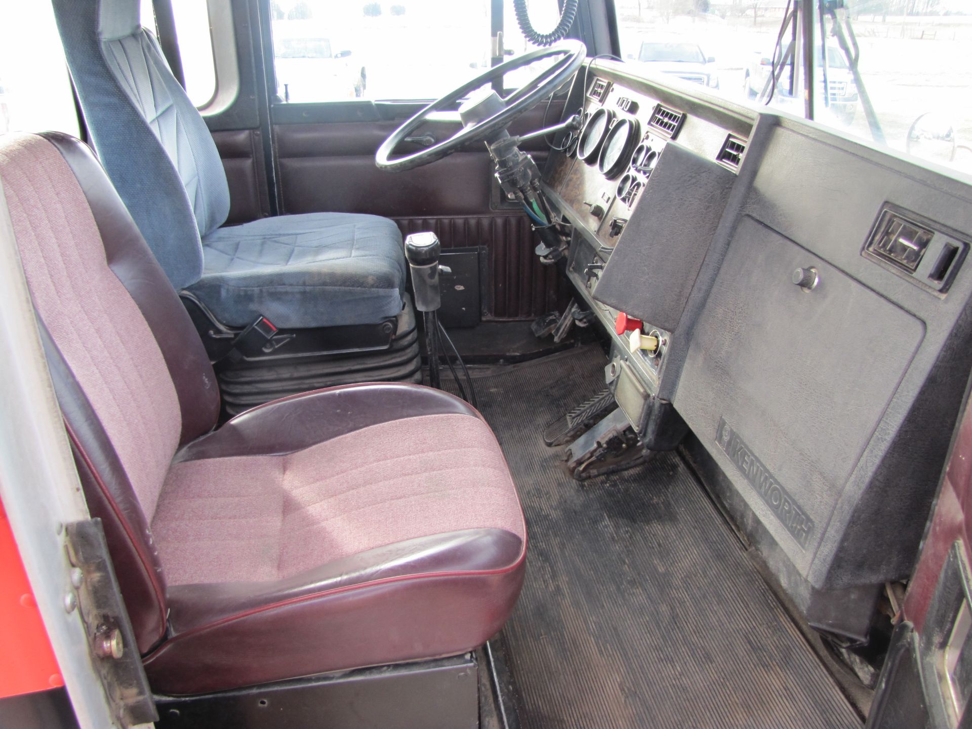 1994 Kenworth T800 semi truck, day cab, 9-spd, Cummings L10-280E, 11R22.5 tires, air ride - Image 37 of 68