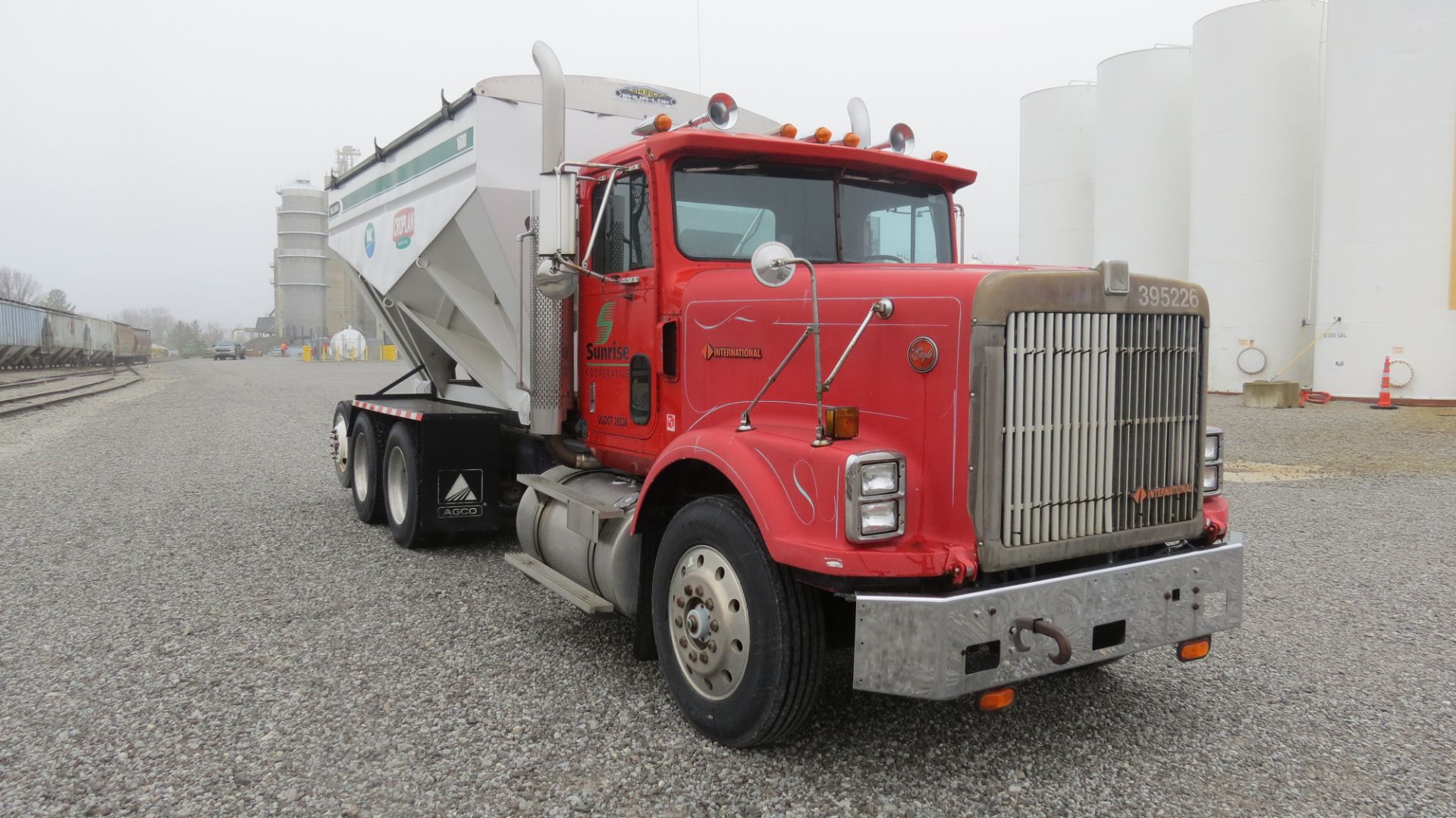 1988 International Eagle 9300, day cab, air ride, wet kit, Cat 3406P, Fuller 13-speed trans - Image 16 of 88