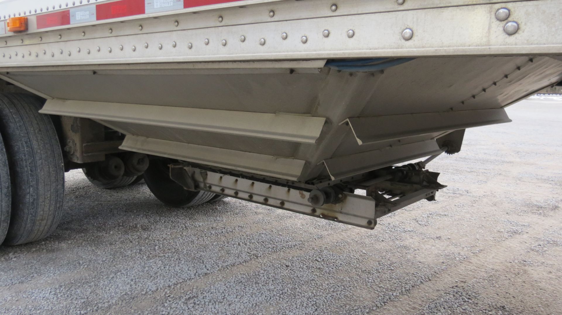 40' 2011 Wilson Commander DWH 50-10 hopper trailer, air ride, SS front and rear, roll tarp - Image 13 of 27