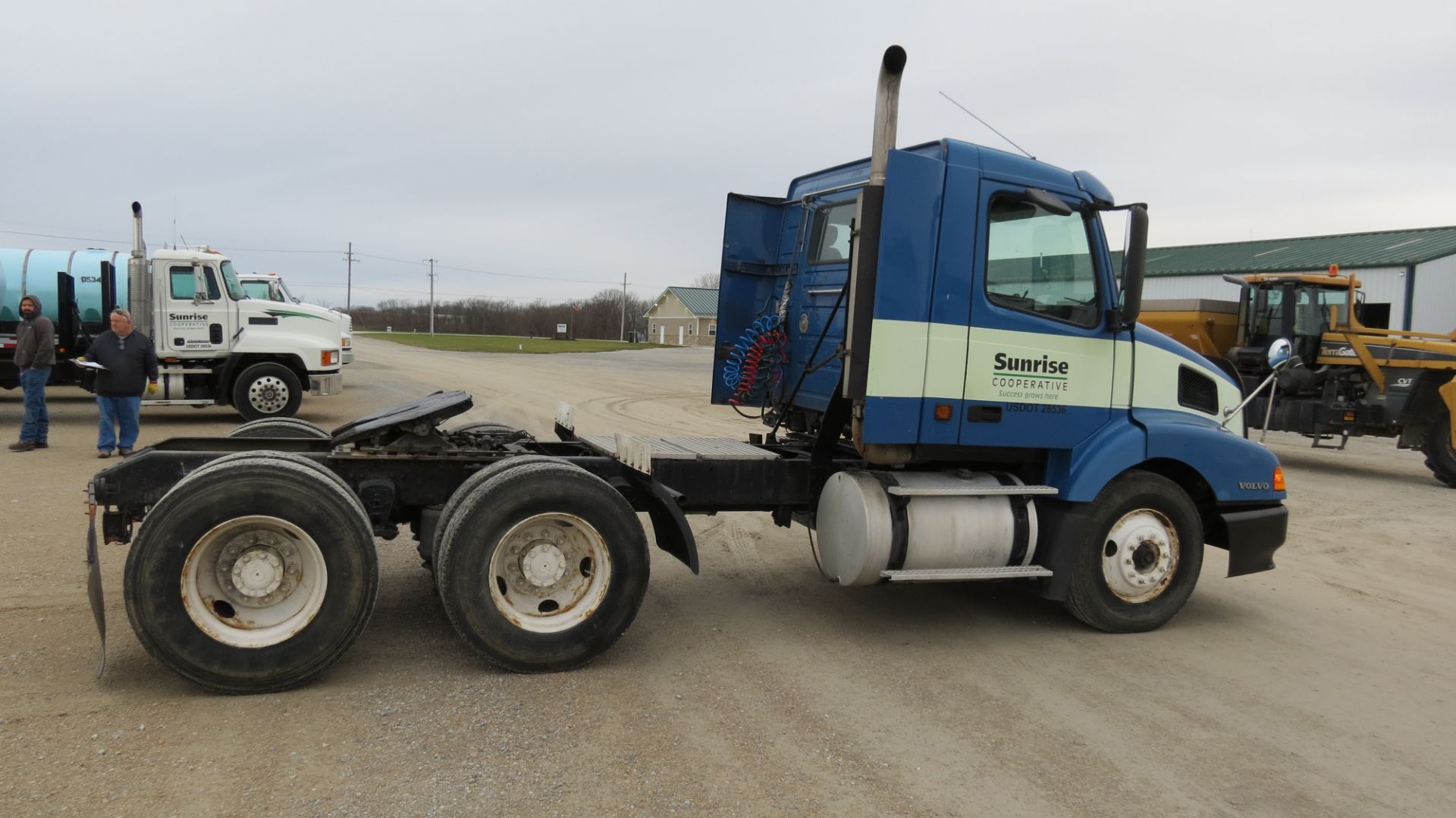 2001 Volvo VNLT, day cab, air ride, Cummins N-14, Eaton 10-speed trans, 174” wheelbase - Image 10 of 57