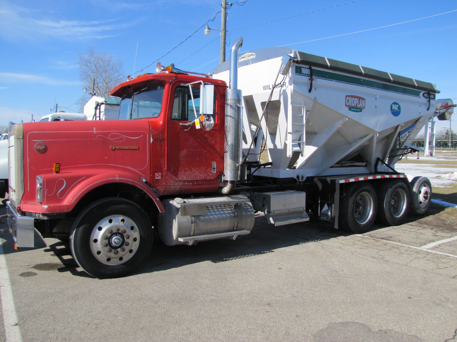 1988 International Eagle 9300, day cab, air ride, wet kit, Cat 3406P, Fuller 13-speed trans