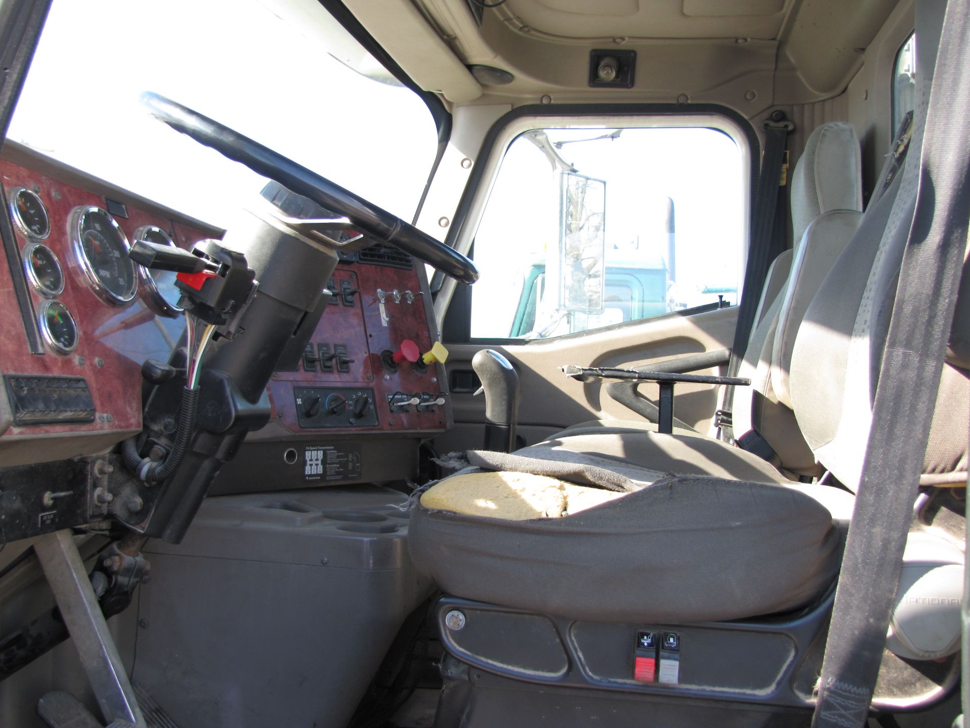 2004 International 9200I, day cab, spring ride, wet kit, Cummins ISX 435 ST, Meritor 10-speed trans - Image 38 of 54