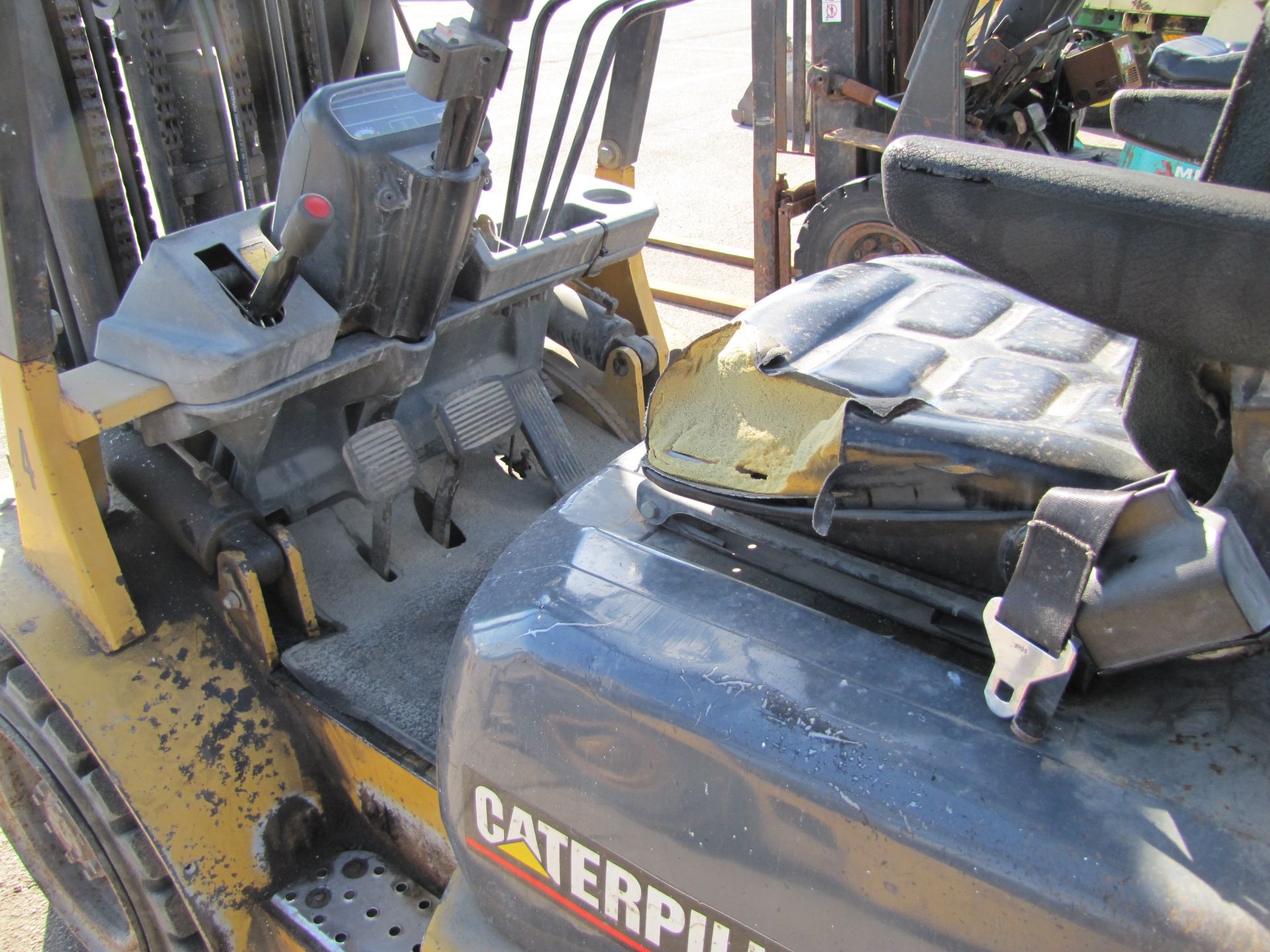 Caterpillar 60 forklift, 4500 lb capacity, propane, 3-stage, side shift, 28x9/15 fronts - Image 8 of 17