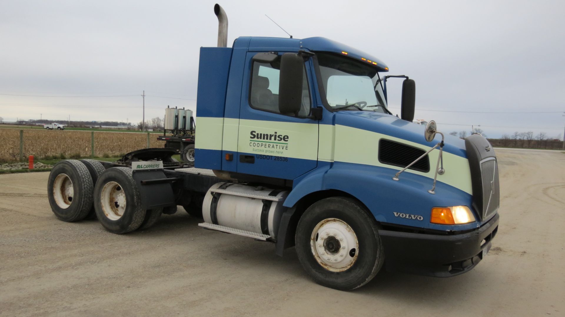 2001 Volvo VNLT, day cab, air ride, Cummins N-14, Eaton 10-speed trans, 174” wheelbase - Image 14 of 57