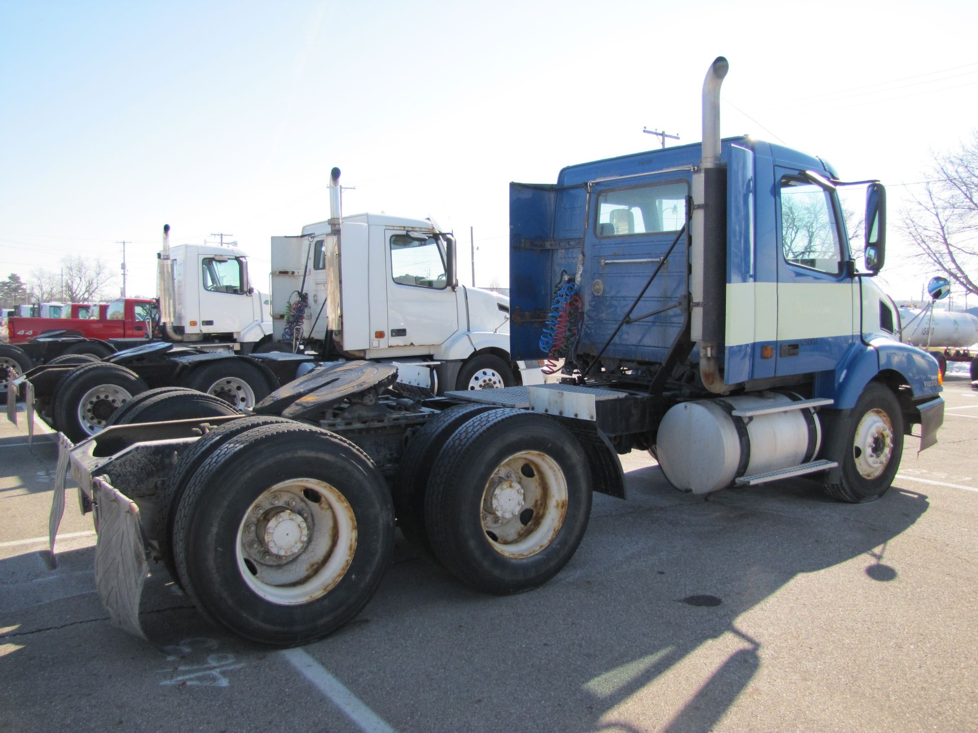 2001 Volvo VNLT, day cab, air ride, Cummins N-14, Eaton 10-speed trans, 174” wheelbase - Image 22 of 57